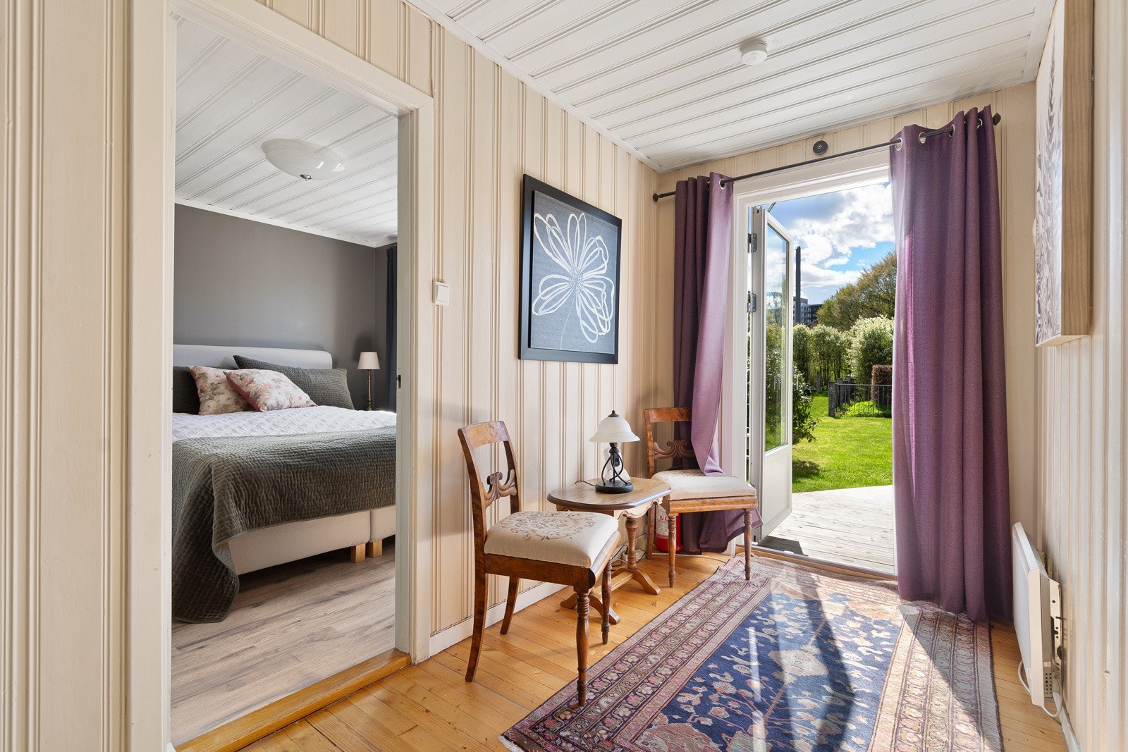 Mellomgang med utgang til meget solrik og usjenert terrasse og hagetomt Galleribilde