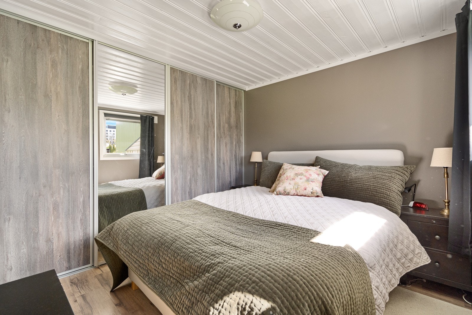 Hovedsoverom med stor skyvedørgarderobe Galleribilde