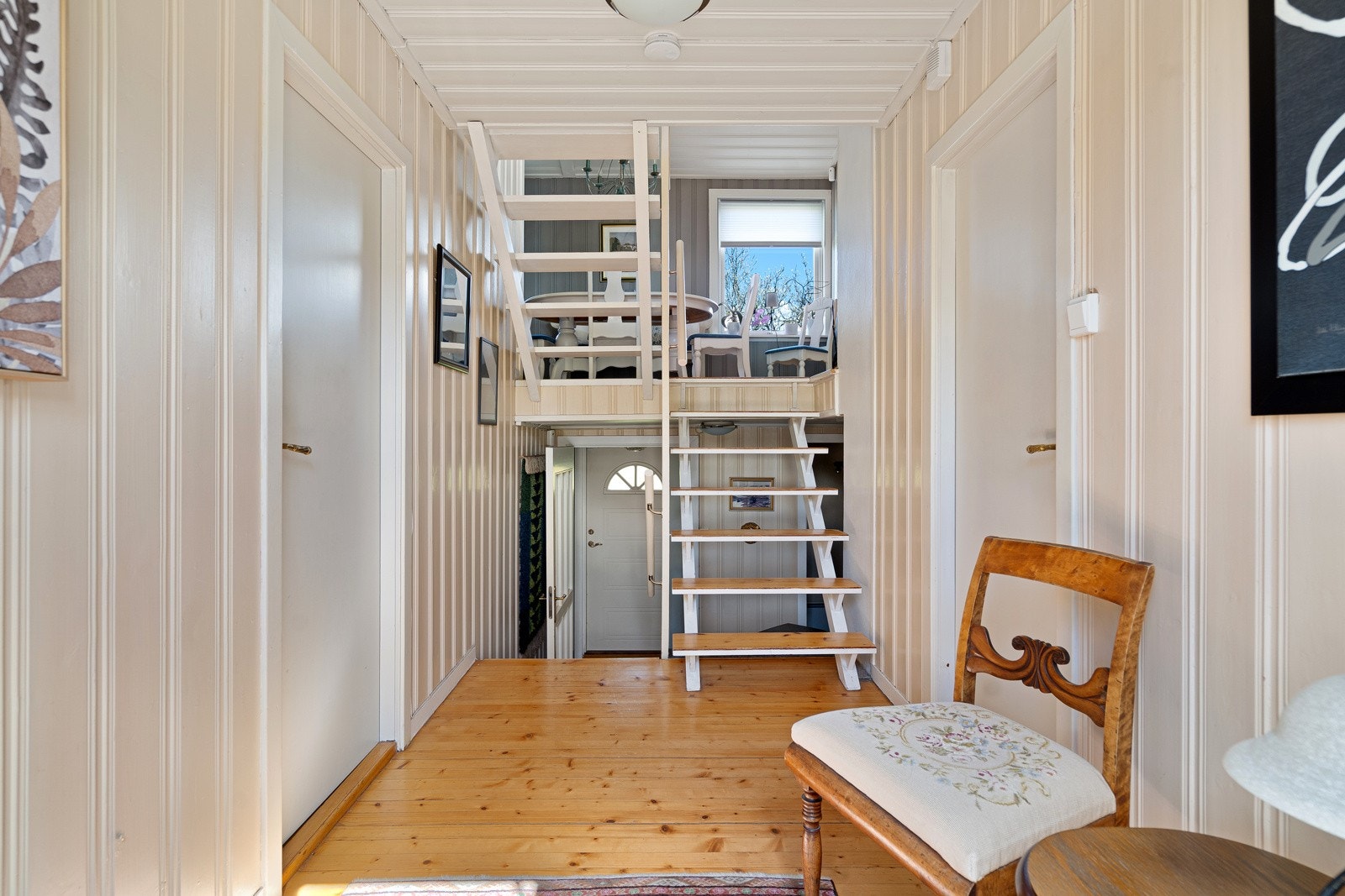 Hall med 2 soverom og utgang til balkong og hagedel Galleribilde