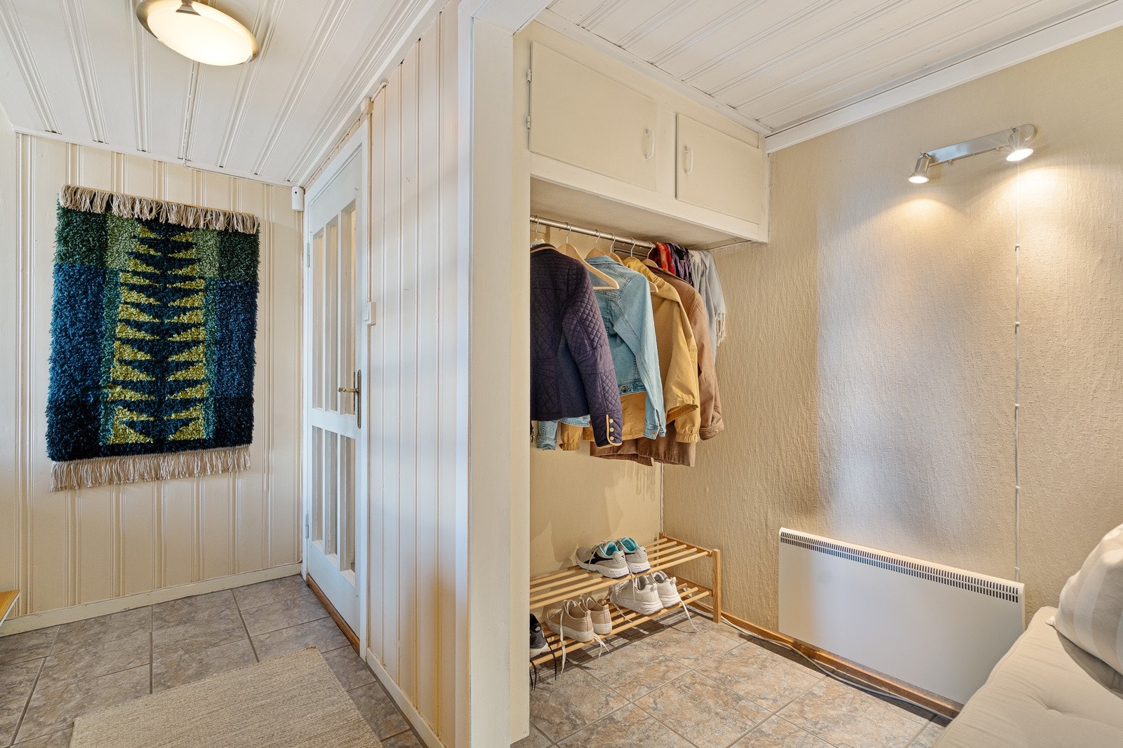 Gang med garderobeplass Galleribilde