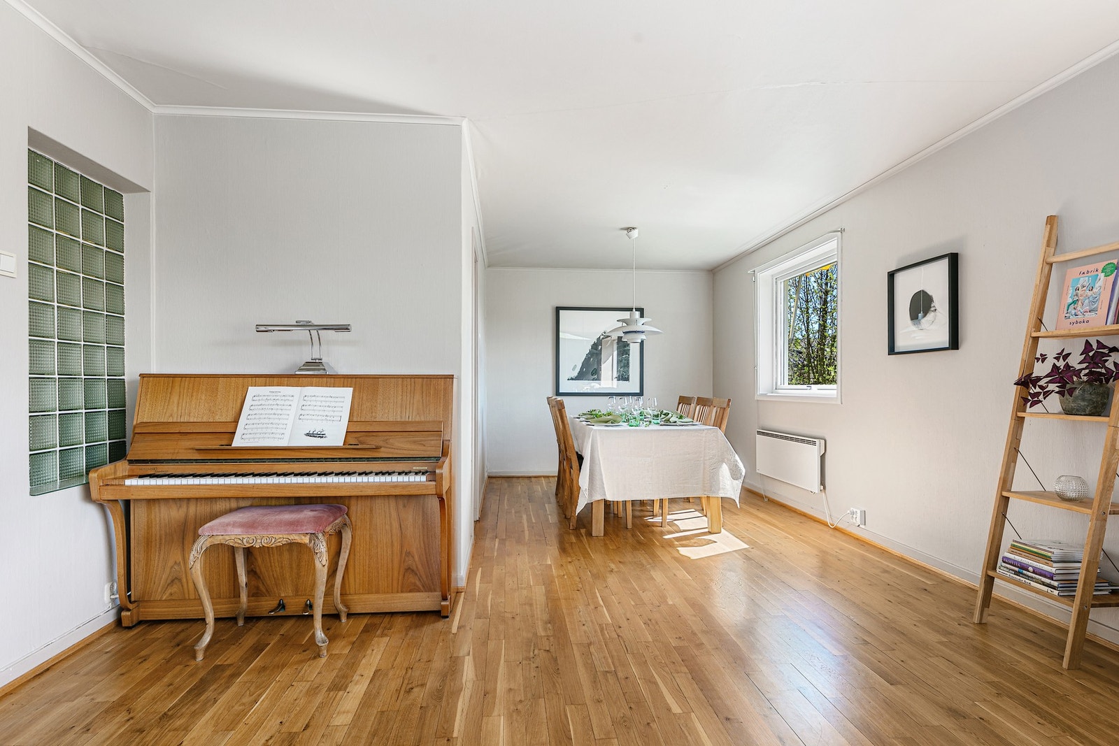Spisestuen har plass for hyggelige sosiale måltider. Galleribilde
