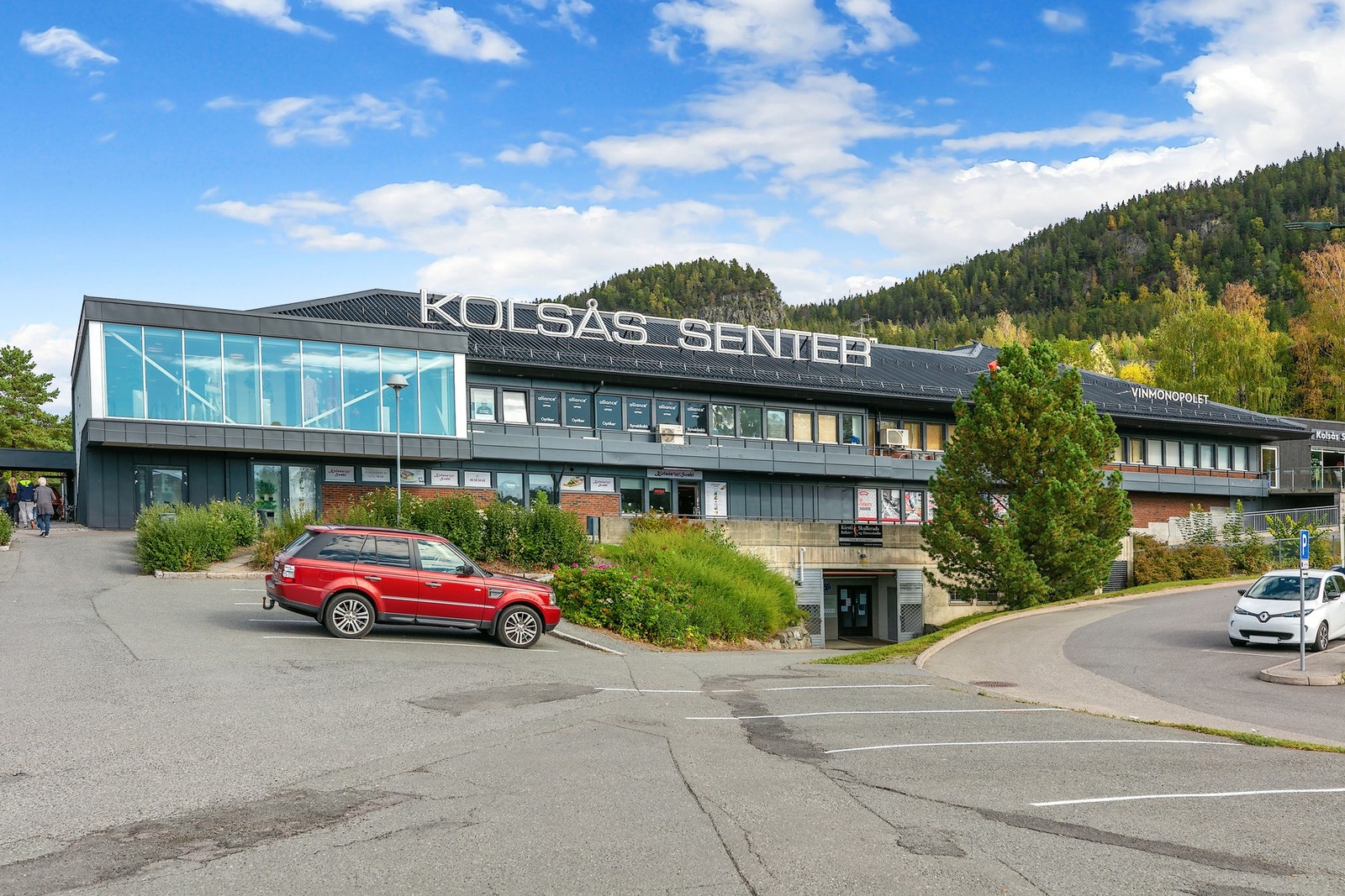 Det er rundt 10 minutters gangavstand til søndagsåpen Joker og Kolsås sente,r med 19 ulike forretninger og spisesteder. Galleribilde