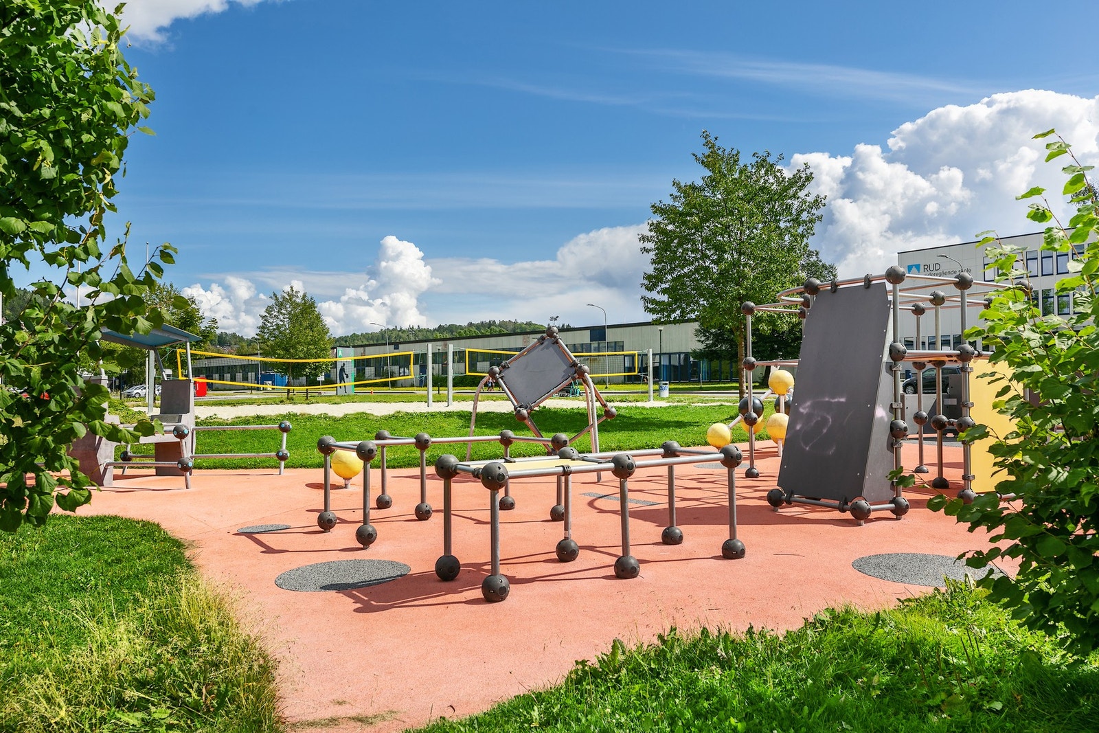 Det er kun 5 minutters gange til flotte uteområder tilknyttet skoleområdene og Bærums Idrettspark. Galleribilde