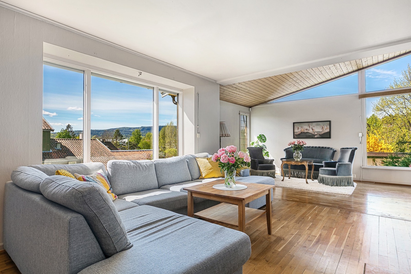 Stuen har plass for møblering i flere soner. Galleribilde