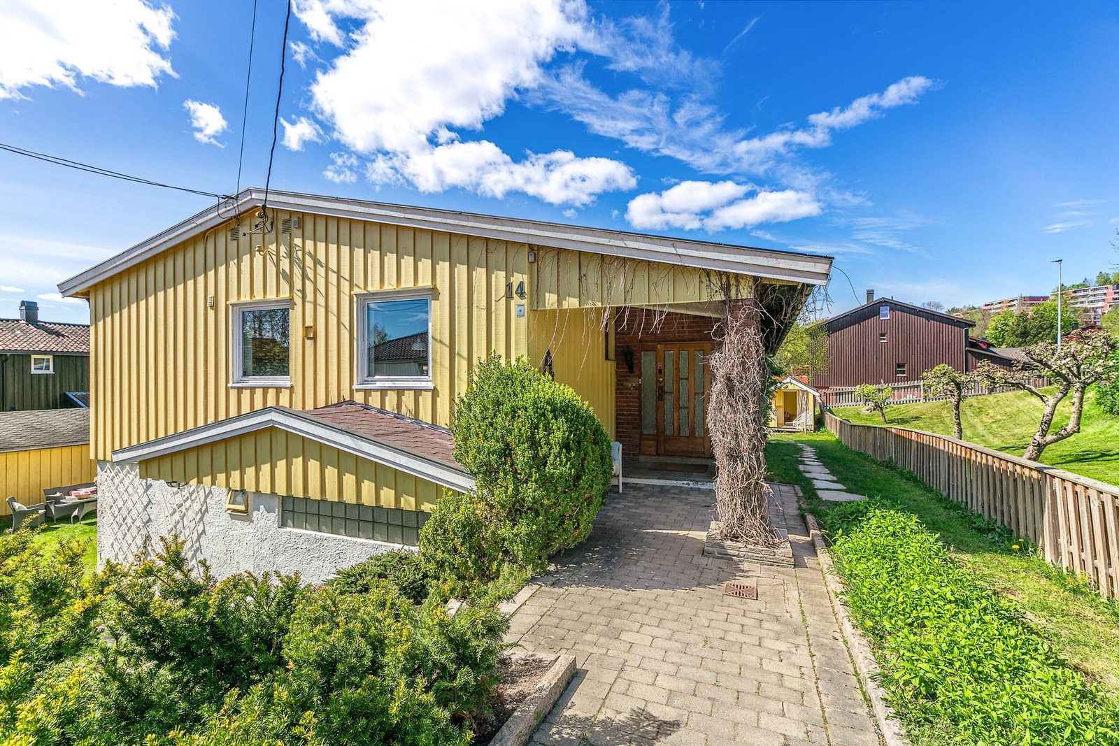 Uteplassen ved inngangsparti har flott morgensol. Galleribilde