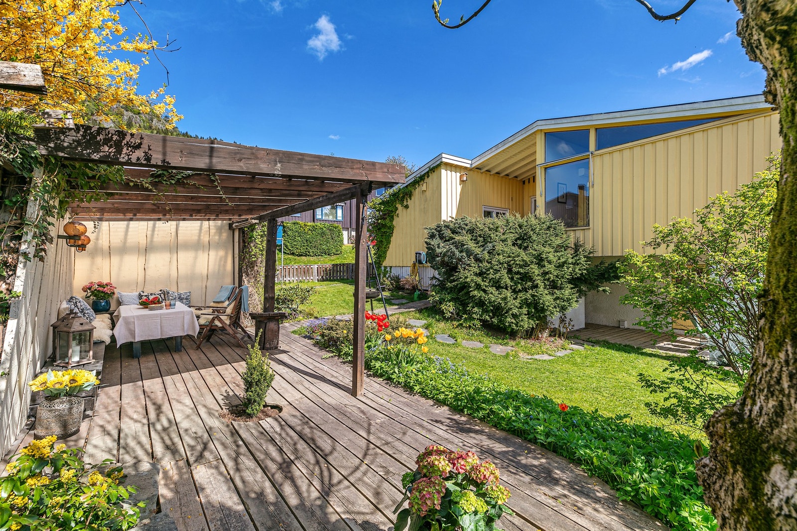 Hagestuen har spiseplass hvor du kan samle familie og venner til grillmiddag på varme sommerkvelder. Galleribilde
