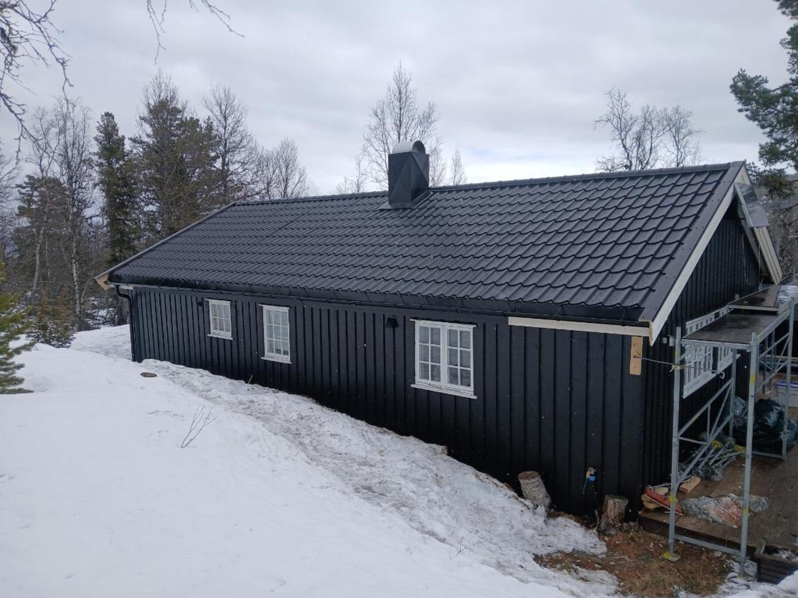 I 2025 ble taket skiftet ut, og arbeidet ble utført av profesjonelle. Galleribilde