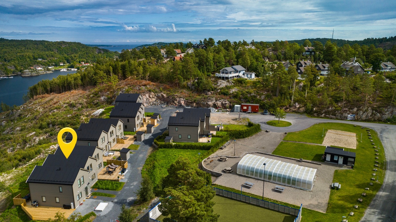 Fritidsboligen har et moderne preg og er tegnet av Solli Arkitekter. Galleribilde