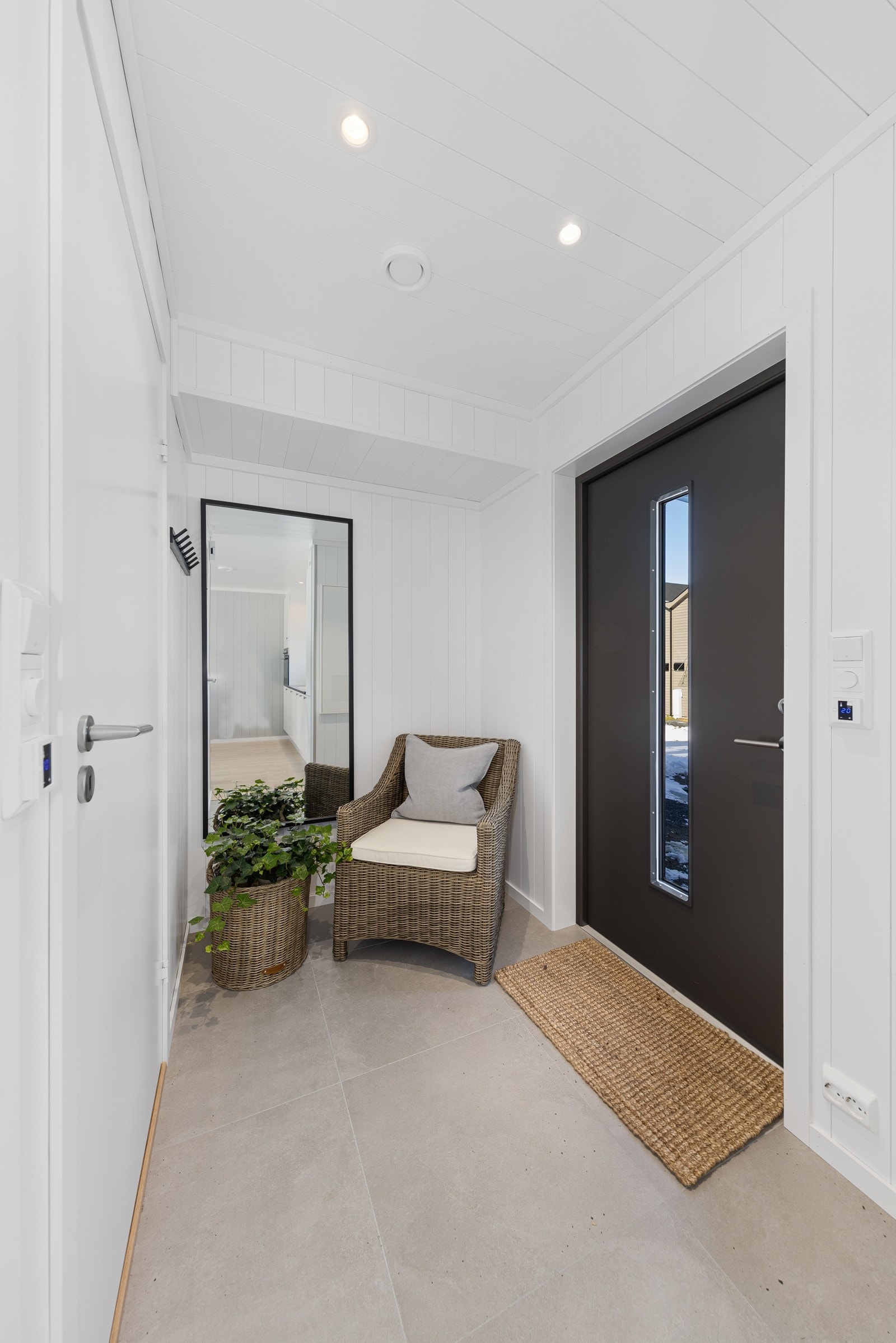 Det er plass til garderobeskap eller kommode og knagger. Galleribilde