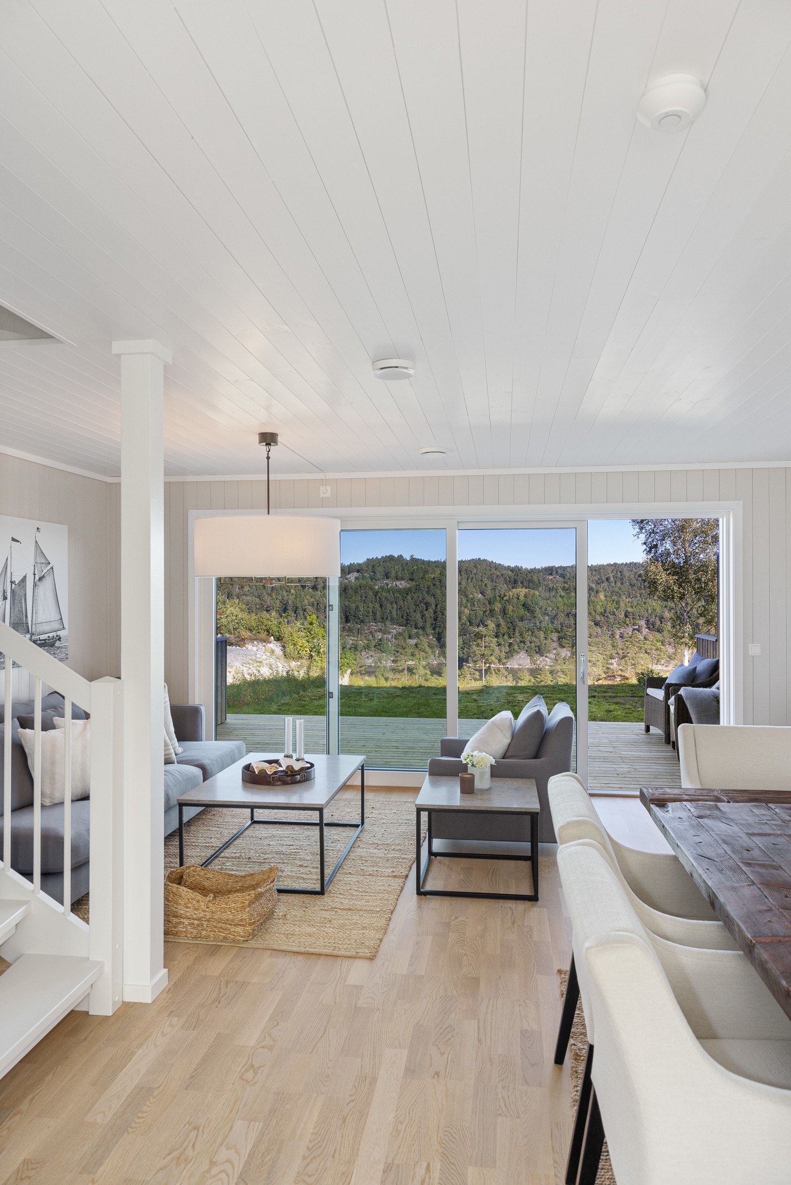 Store vindusflater som gir rikelig med dagslys inn. Galleribilde