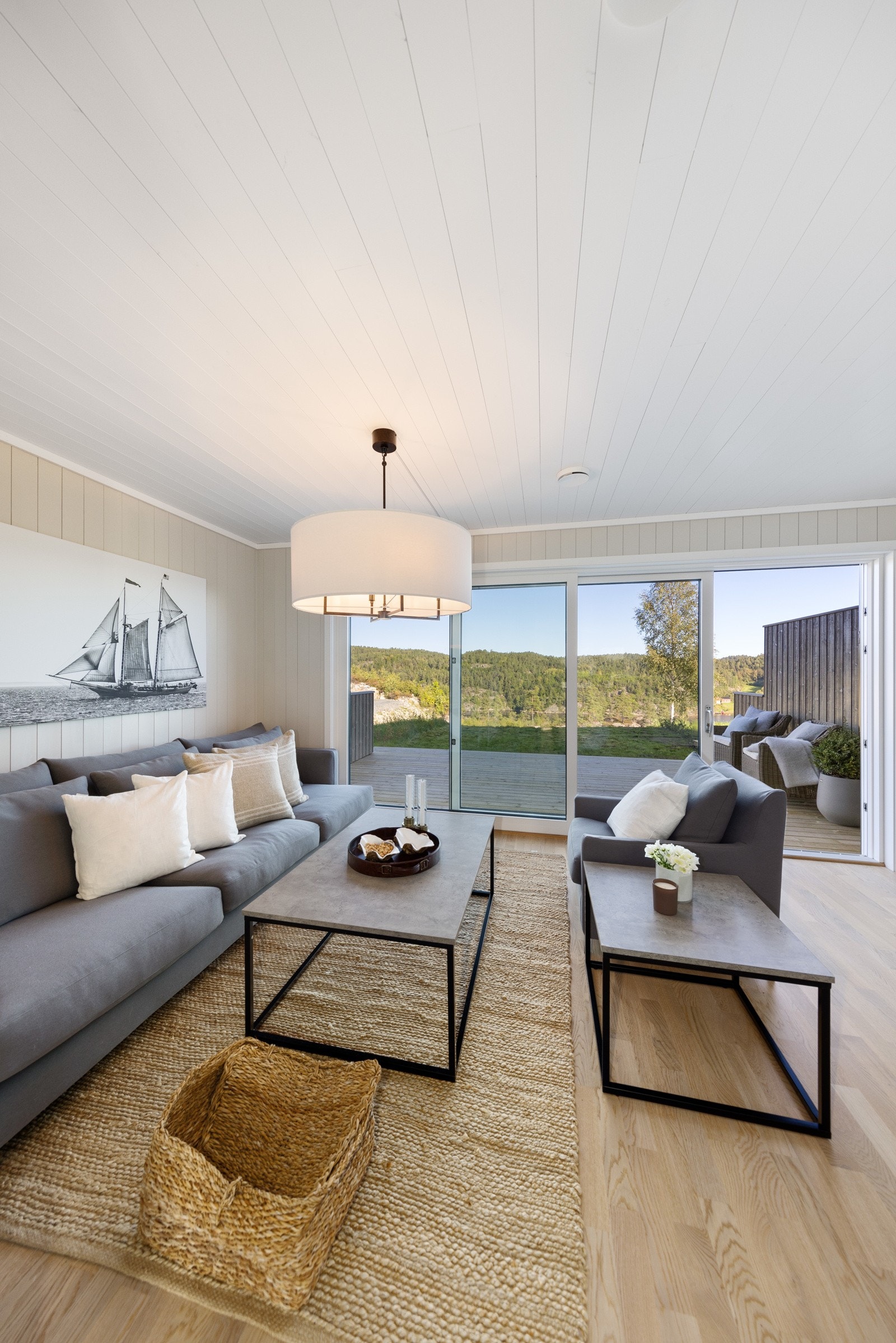 Stuen er romslig og har god plass til både sofaløsning og spisegruppe. Galleribilde