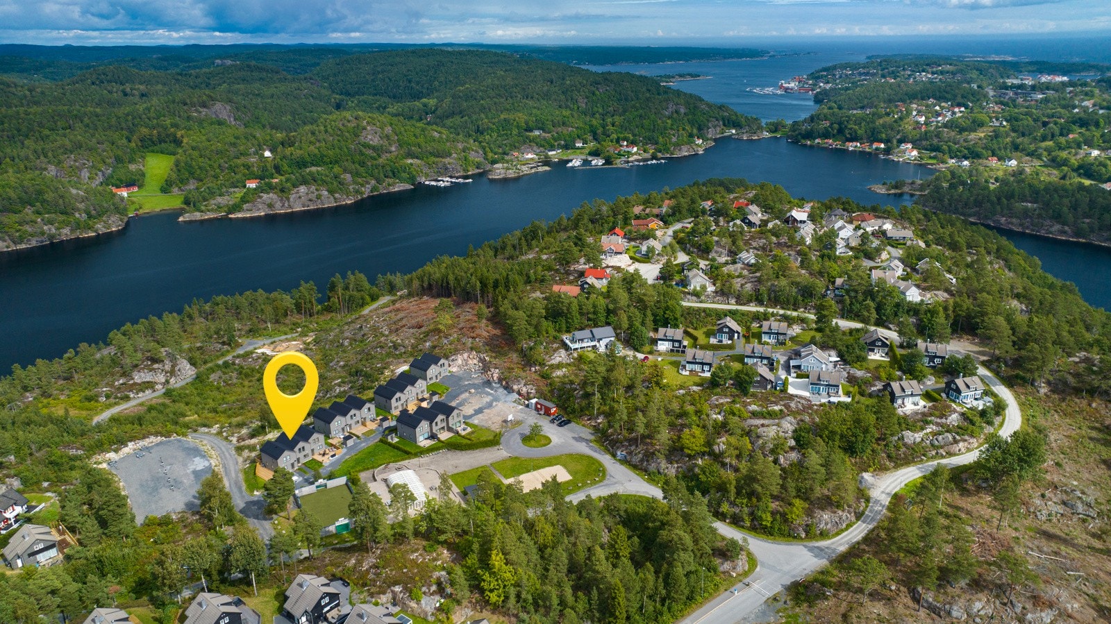 Det er kort vei til vannet og det er mulighet til å kjøpe båtplass for kr. 140 000,-. Galleribilde