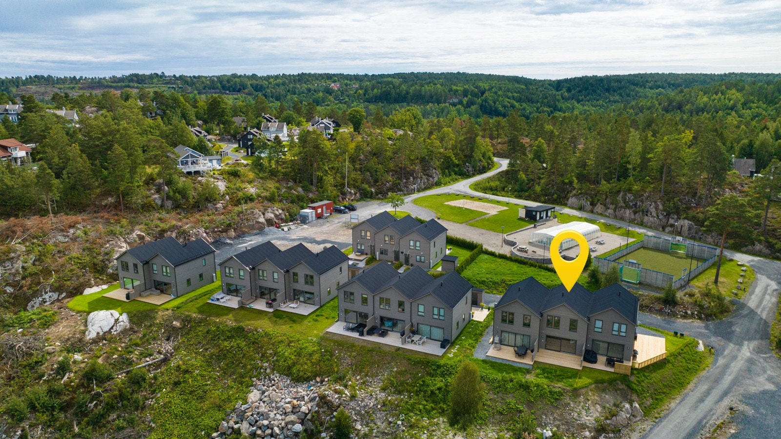 Breibuktlia er en perle for deg som ønsker hytte med det lille ekstra. Her har man svømmebasseng, beachvolleyball bane og ballbinge. I tillegg til badestrand og brygge. Galleribilde