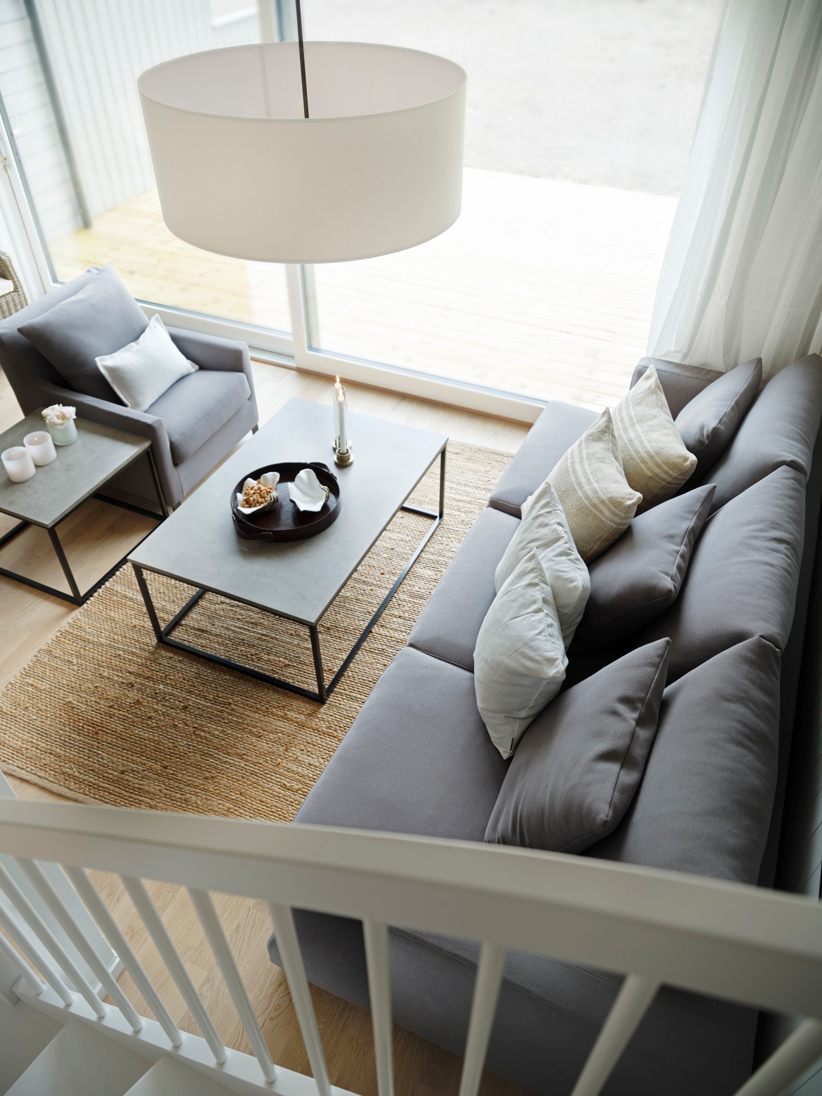 Lun og lys stue som står i stil med Sørlandet. Galleribilde