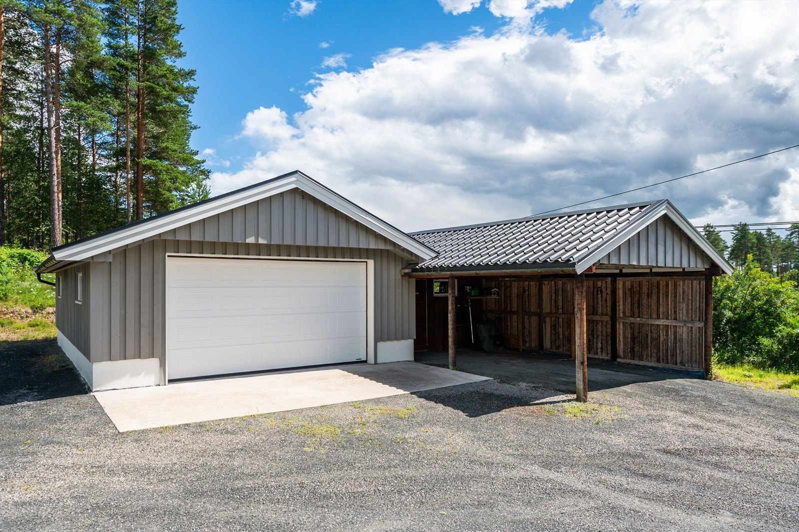 Garasjeuthus på 77m² som besår av garasje og hobbyrom, carport på ca. 23m² og vedskjul på ca. 8m². Galleribilde