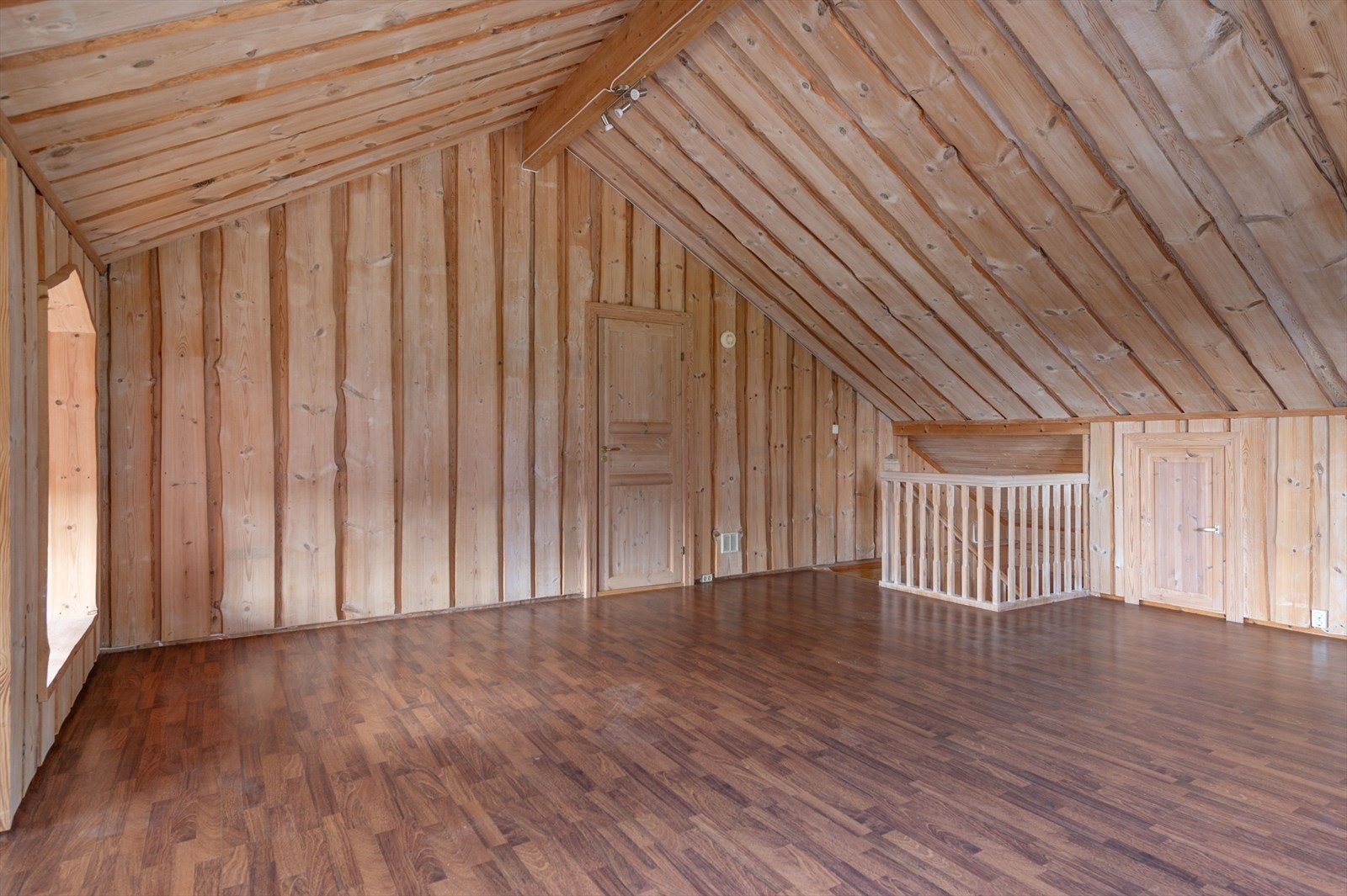 Fra loftstuen har du også adkomst til et uinnredet loftsrom. Det gjøres oppmerksom på at rommet er definert som uinnredet i byggetegningene og er derfor ikke godkjent som rom for varig opphold. Galleribilde