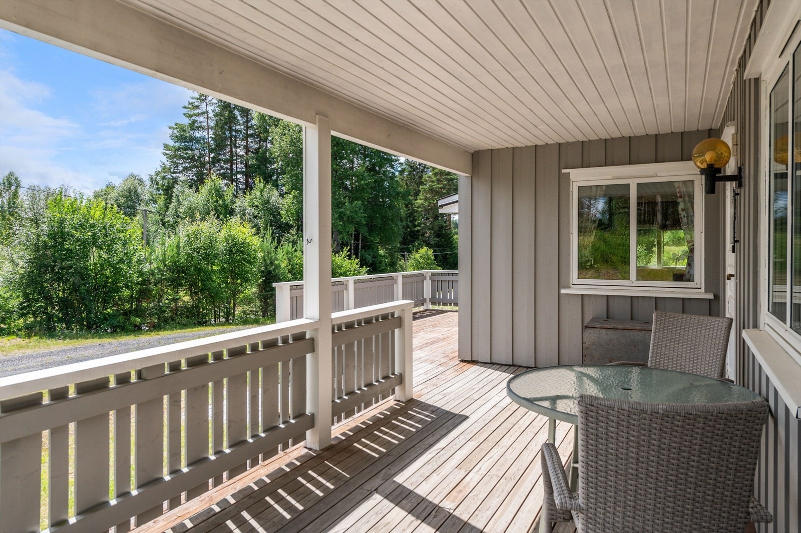 Terrassen har impregnerte terrassebord på gulv og god plass til sittegruppe etter eget ønske og behov. Galleribilde
