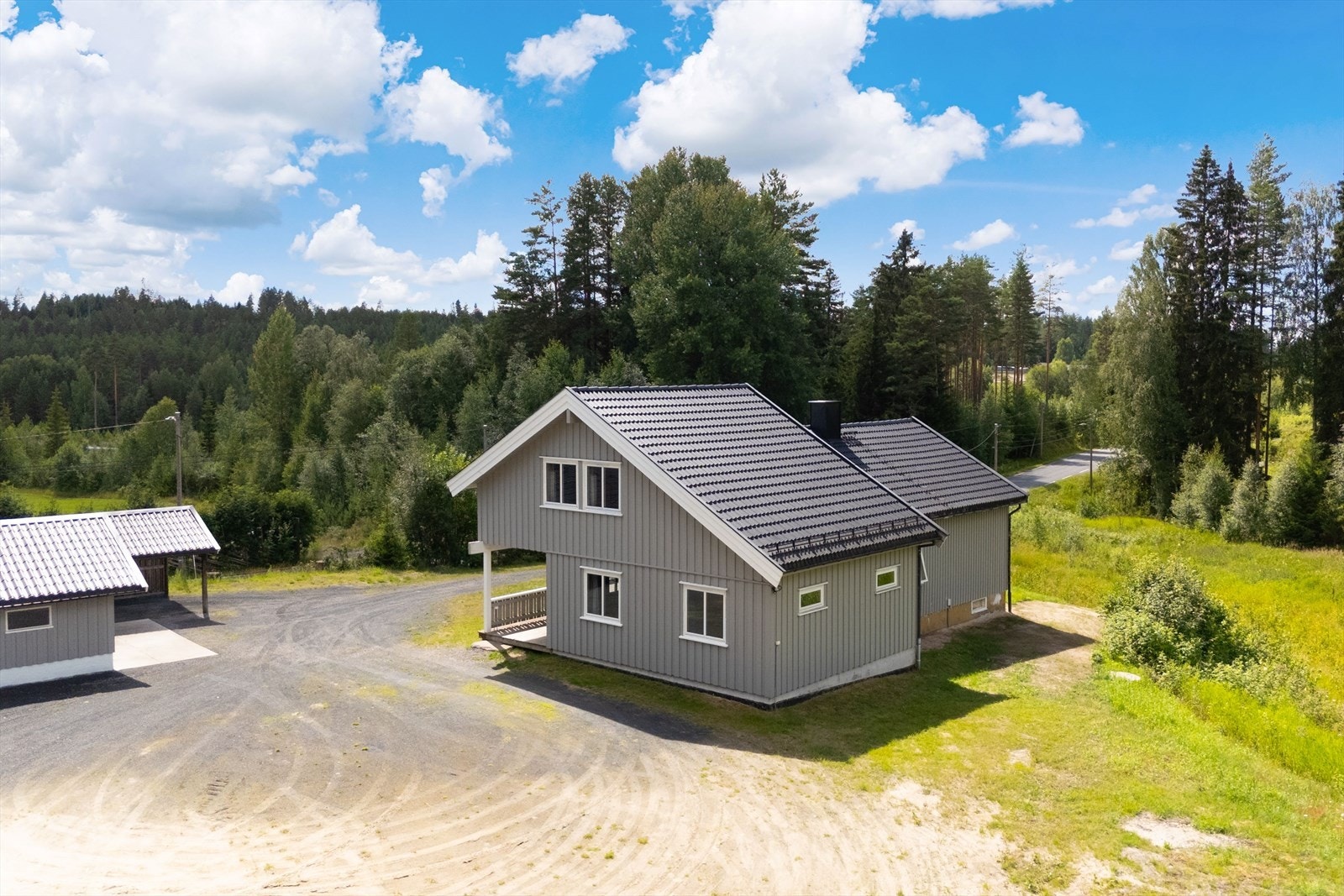 Stor gårdsplass med blant annet en stor garasje med verksted. Her har man mange muligheter. Galleribilde