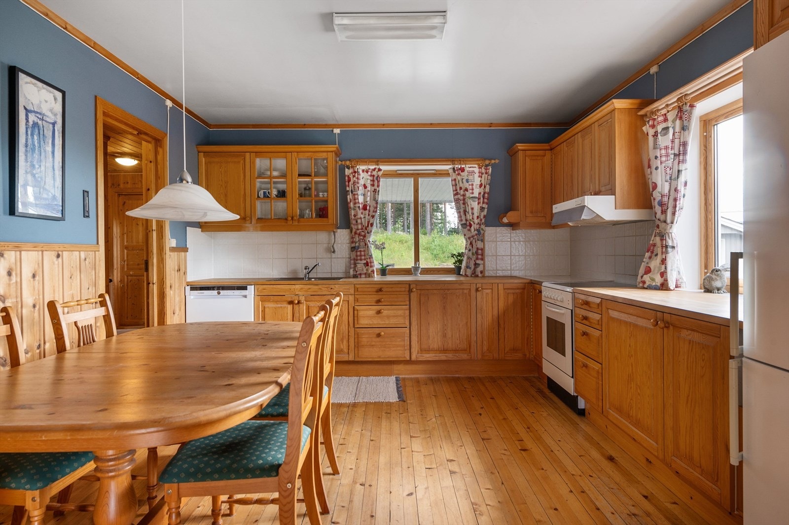 Eldre, men velholdt kjøkkeninnredning med god skap- og benkeplass. Innredningen har profilerte fronter, heltre benkeplate med nedfelt oppvaskkum og fliser i benkeryggen. Galleribilde