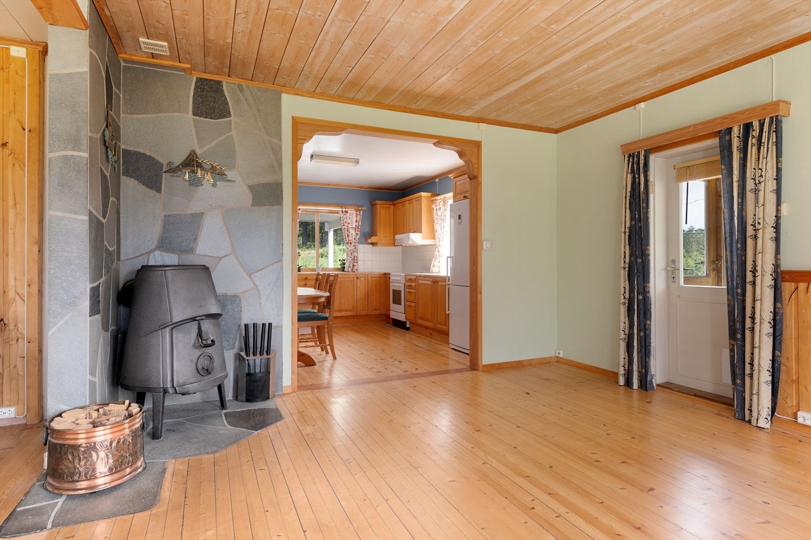 Boligen er velholdt, men fremstår med moderniseringsbehov for å tilfredsstille dagens krav til standard. Galleribilde