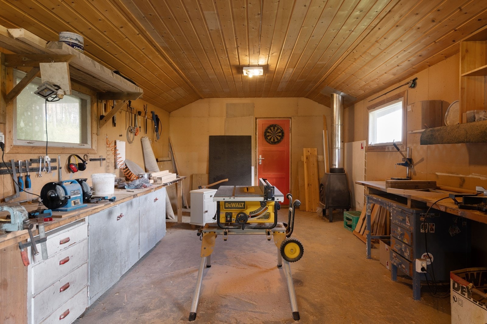 Hobbyrom/verksteddel i garasjen på ca. 28m². Rommet har strøm, lys og en eldre vedovn. Galleribilde