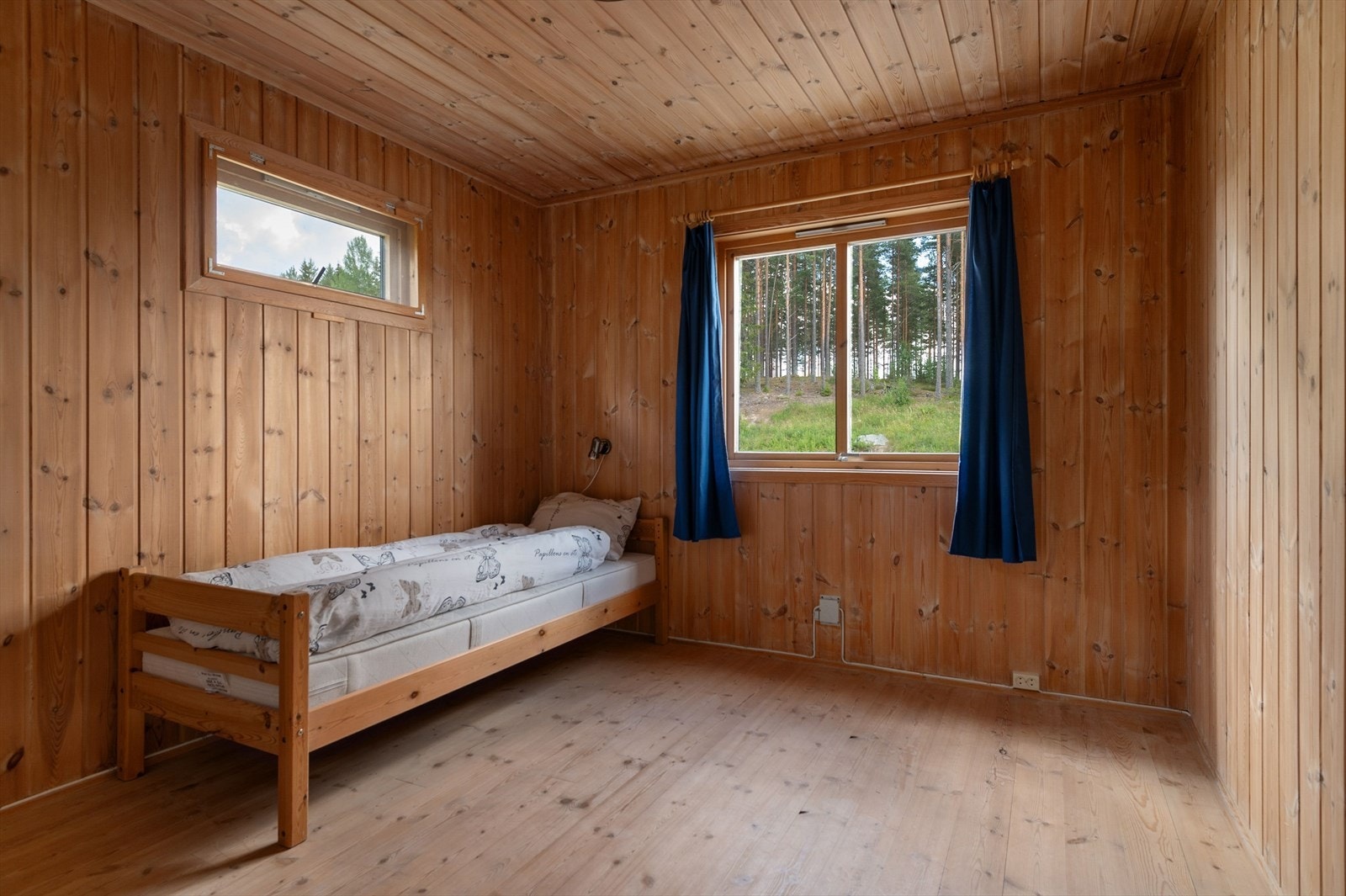 Soverom 2 har også plass til dobbeltseng om ønskelig, samt oppbevaringsplass i plassbygde garderobeskap. Galleribilde