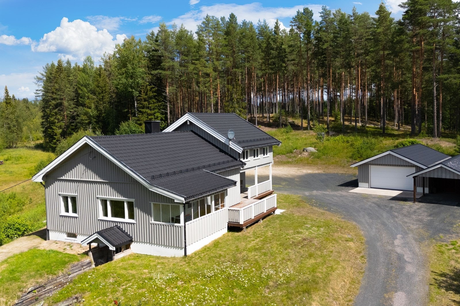 Utenfor boligen er det en stor og solrik sydvendt terrasse på ca. 36 kvm. Galleribilde
