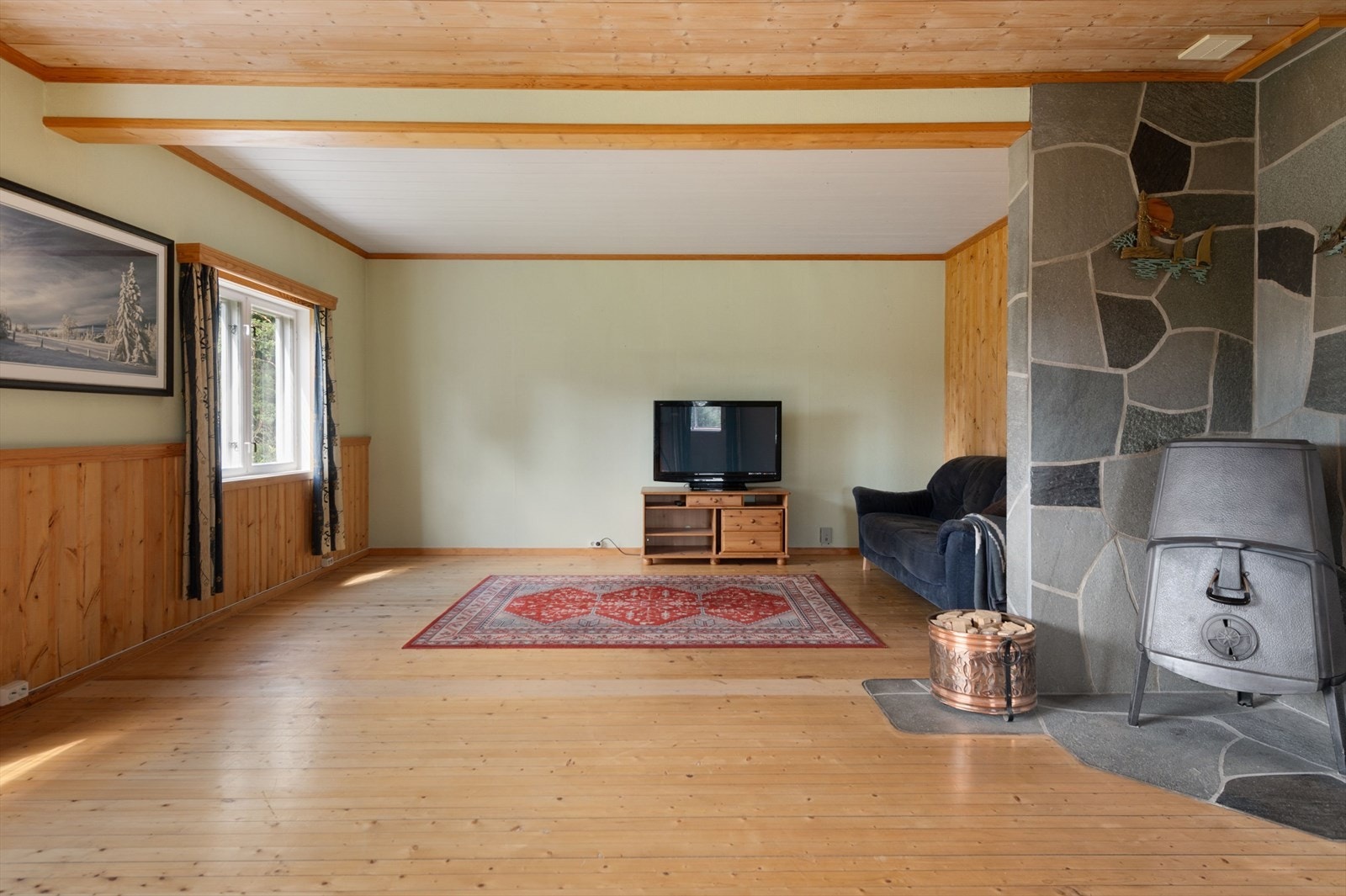 Stuen er romslig med god plass til flere ulike sittegrupper etter eget ønske og behov. Galleribilde