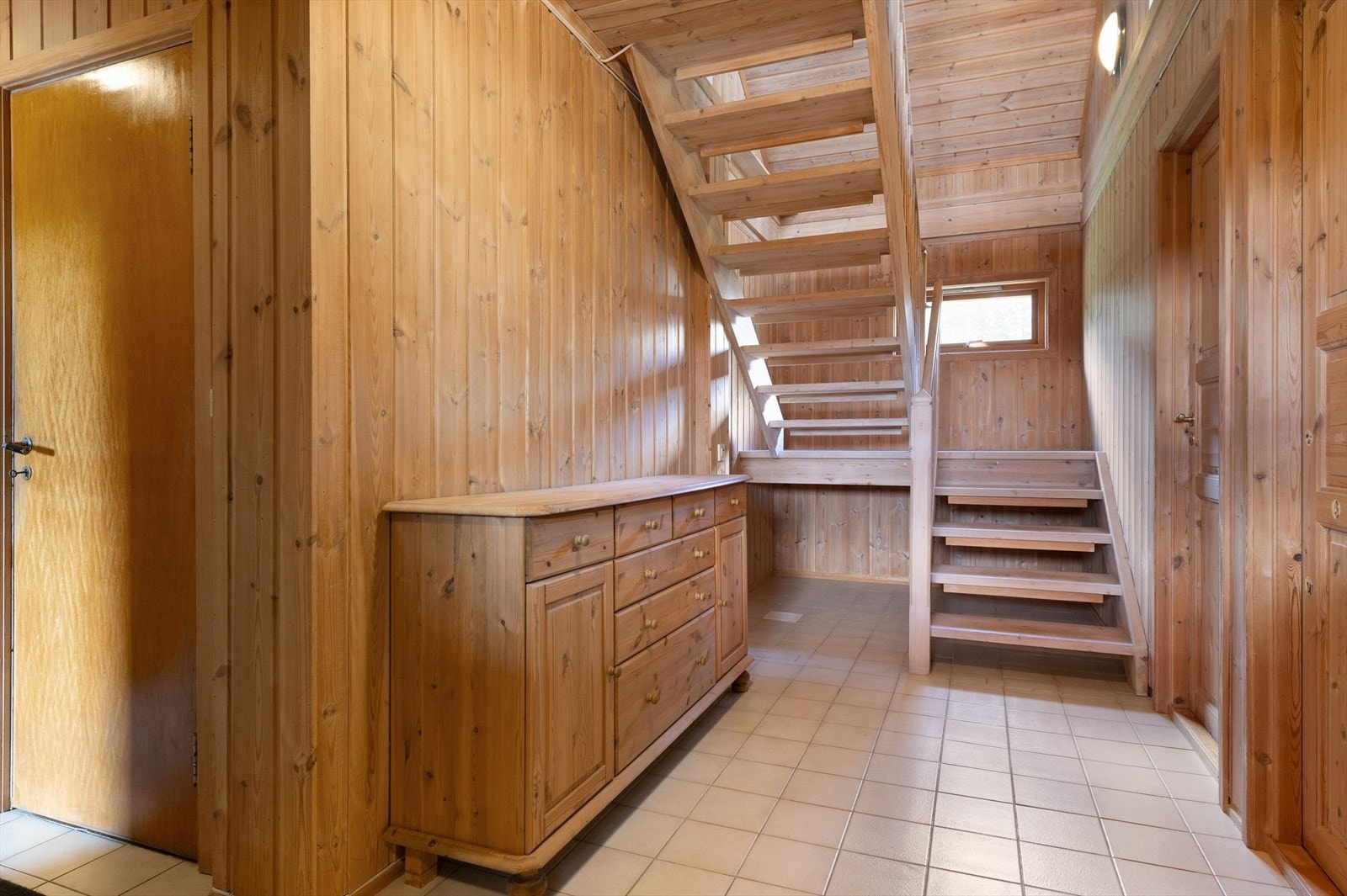 Du ønskes velkommen inn i en praktisk entré med videre adkomst til romslig gang/trapperom. Fra gangen er det adkomst til et romslig kott med lagringsplass. Galleribilde