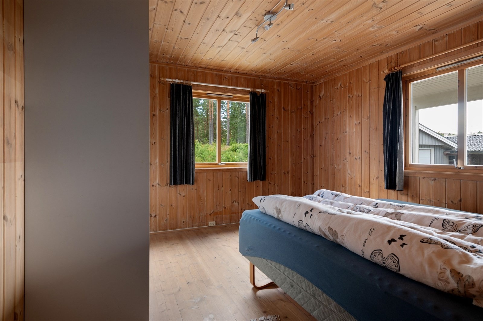 Boligen har et romslig hovedsoverom med plass til dobbeltseng og god oppbevaringsplass i skyvedørsgarderobe. Galleribilde