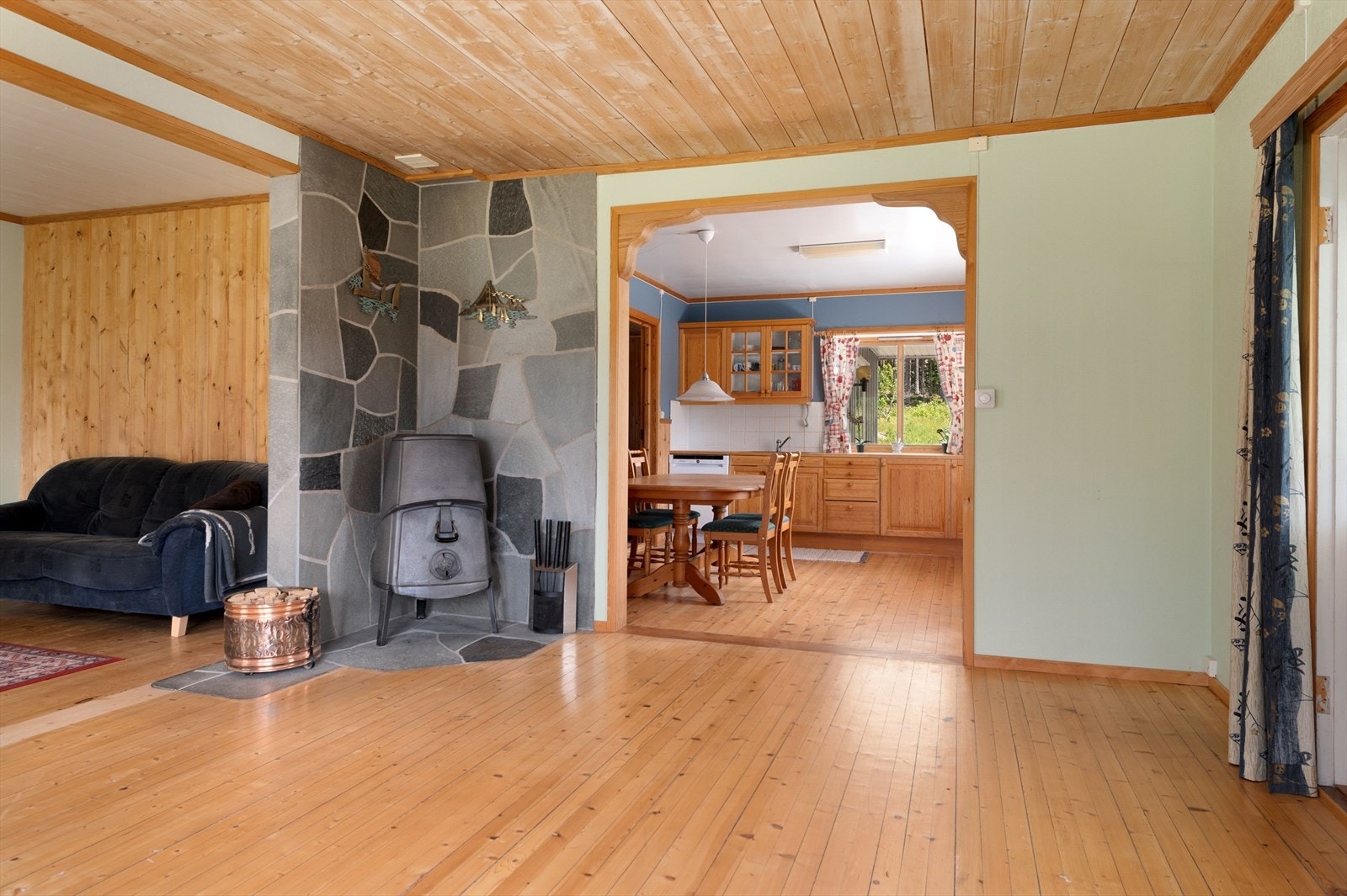 I hjørnet av stuen har du en koselig vedovn som gir god varme på kaldere høst- og vinterdager. Galleribilde