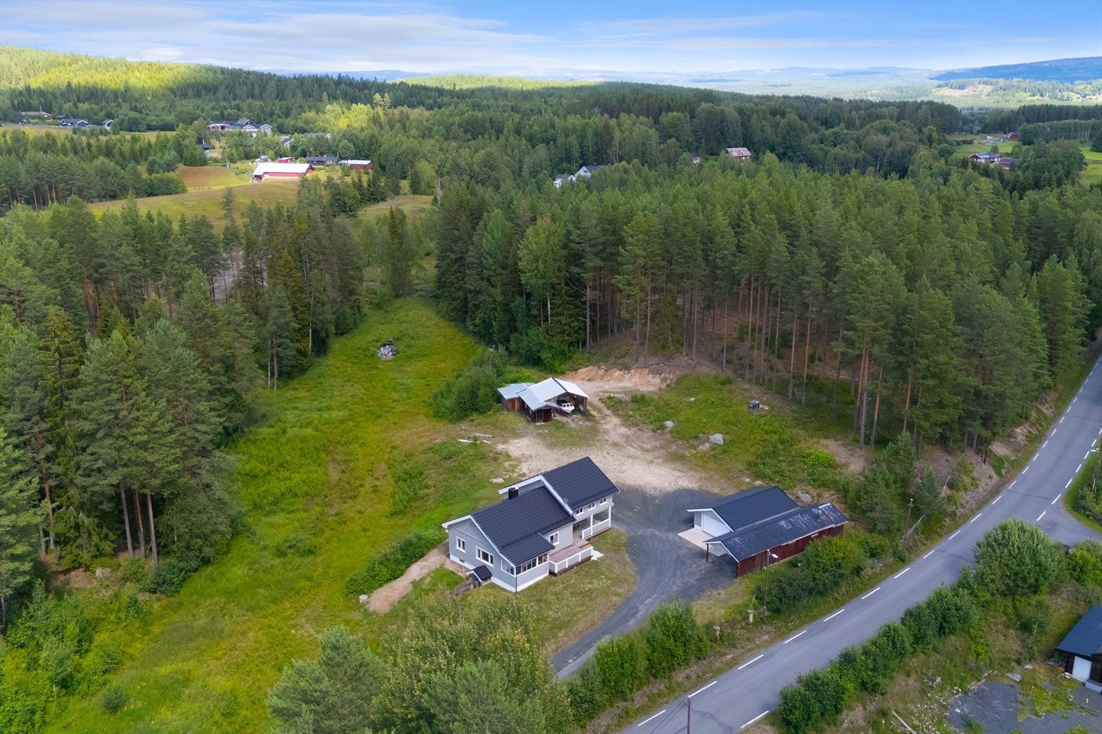 En stor og solrik eiendom på 14 584,6m² som består av ca. 4,9 daa fulldyrka jord, ca. 6,2 daa produktiv skog og ca. 3,3 daa bebygd tun. Galleribilde