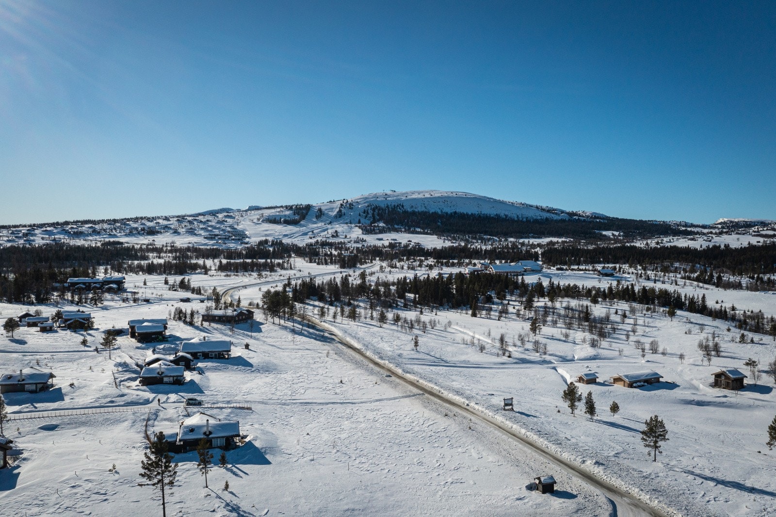 På Golsfjellet Alpinsenter Bualia har de to skiheiser, ni nedfarter og eget barneområde. De har egen terrengpark med hopp og rails, varmestue og utleie av pulk. Galleribilde