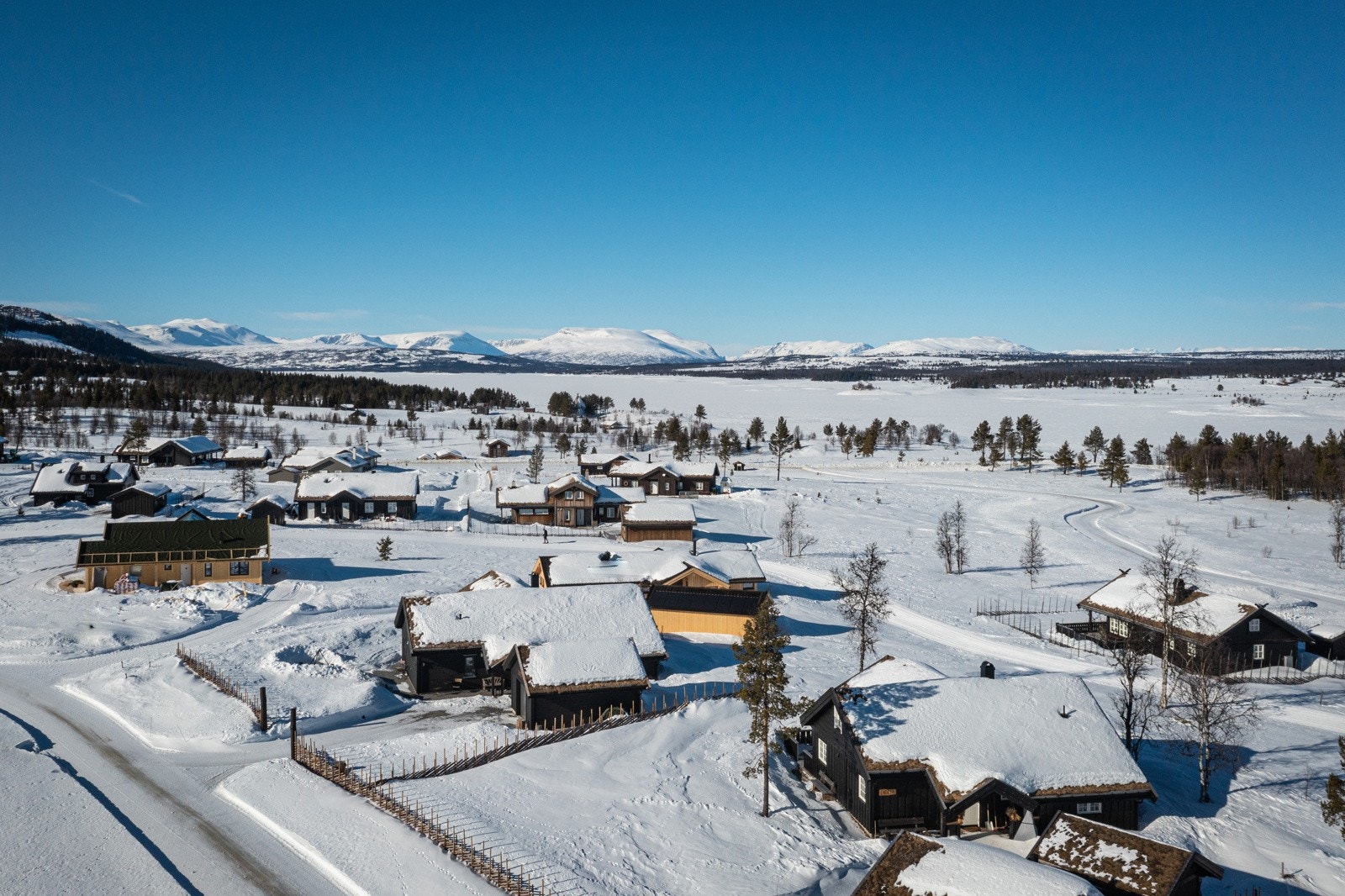 Hyttefeltet ligger cirka 850 meter over havet med utsikt vestover mot Hemsedalsfjellene og Tisleifjorden. Galleribilde