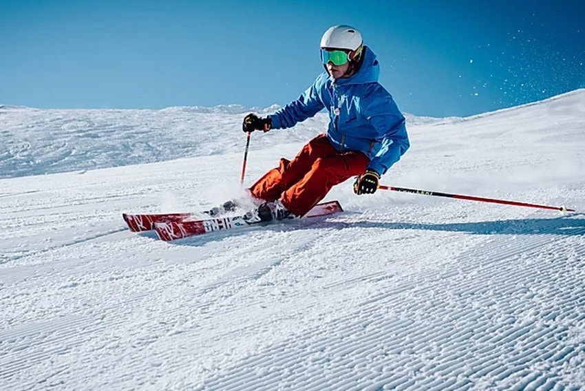På Golsfjellet Alpinsenter Bualia har de to skiheiser, ni nedfarter og eget barneområde. De har egen terrengpark med hopp og rails, varmestue og utleie av pulk. Galleribilde