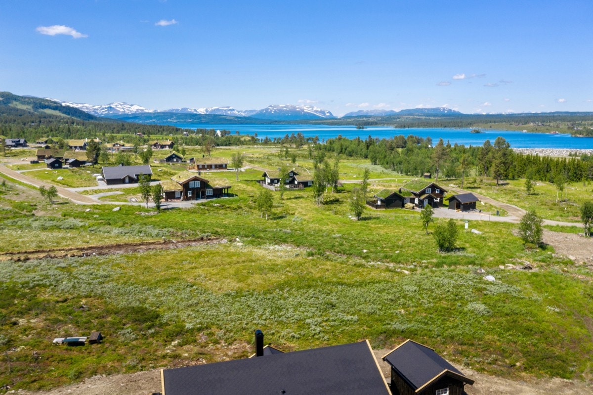 Hyttefeltet ligger cirka 850 meter over havet med utsikt vestover mot Hemsedalsfjellene og Tisleifjorden. Galleribilde
