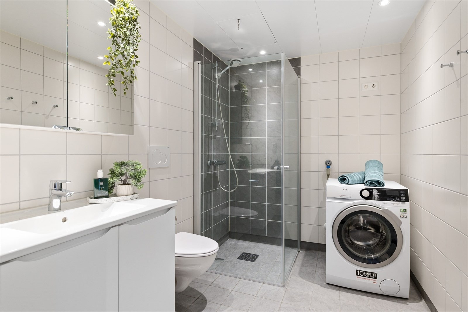 Leiligheten har et lyst og pent baderom fra byggeåret 2019. Baderommet har lysegrå fliser på gulv med gulvvarme, lyse fliser på veggene, downlights i himlingen og mekanisk avtrekk. Galleribilde