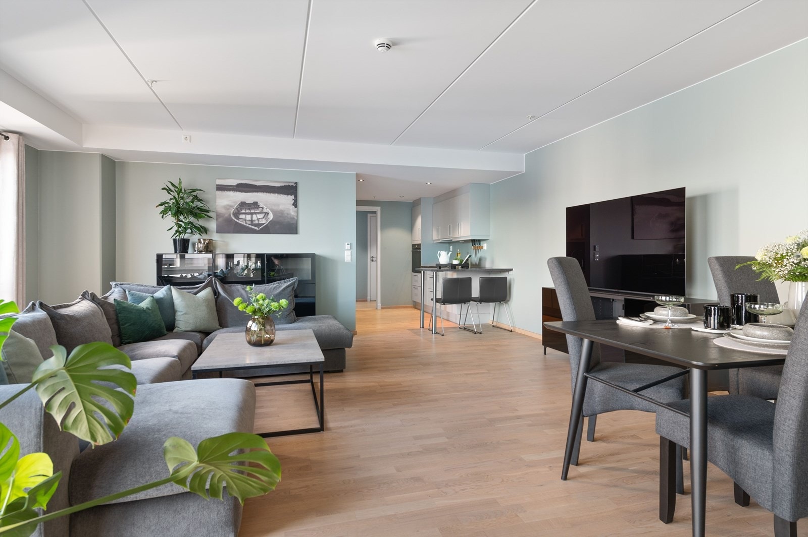 Leiligheten holdes god og lun med vannbåren gulvvarme tilknyttet fjernvarme. Á-konto fjernvarme på kr. 2 284,- er inkludert i felleskostnadene. Galleribilde