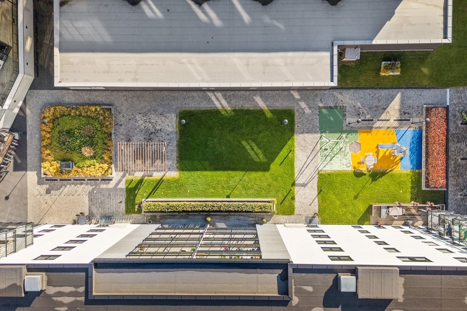 Her er det park-/grøntområder, lekeområde og pergola. I gårdsrommet er det belegningsstein ved gangstier, uteplass og sykkelparkering. Galleribilde