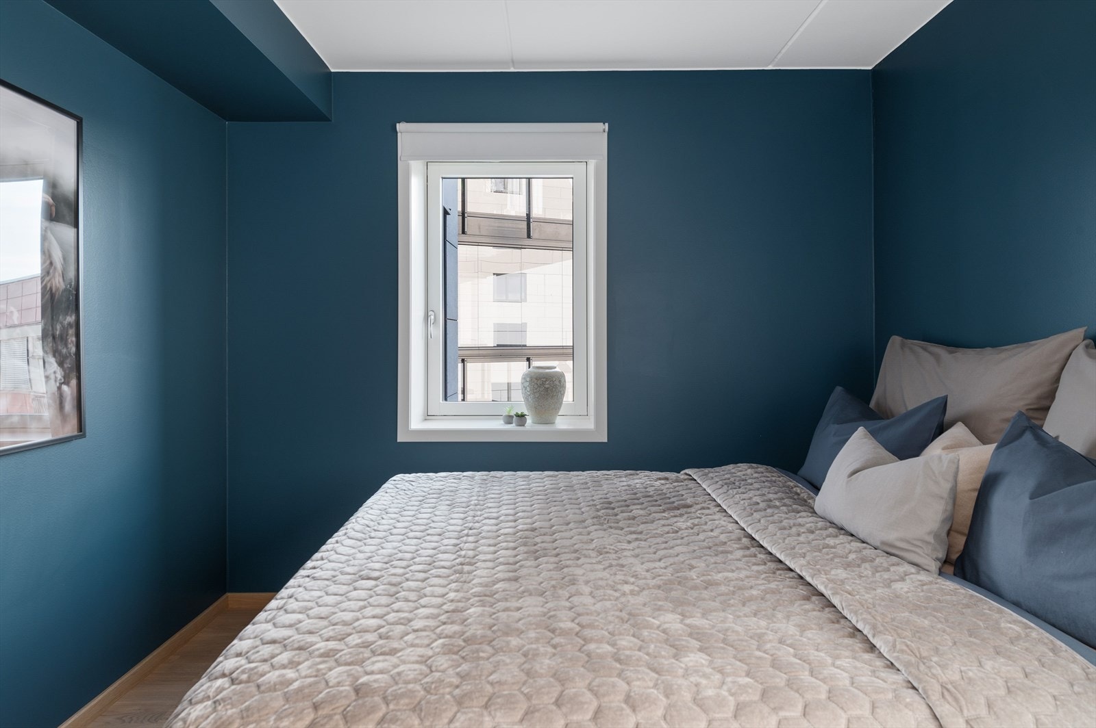 Soverommet har god standard med lys parkett på gulv, vannbåren gulvvarme, glatte overflater malt i en fin mørk blåfarge og skjult elektrisk anlegg. Galleribilde