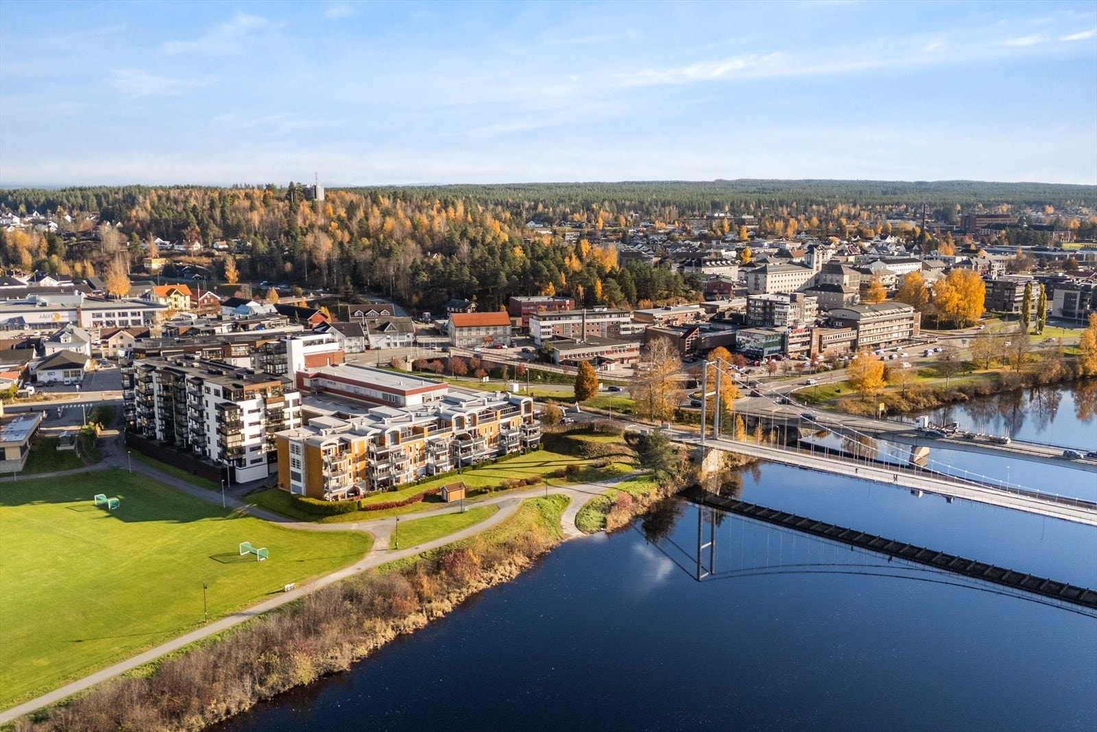 I tillegg ligger Glomma rett nedenfor bygget hvor Elverums sykkel- og gangsti som går fra Sentralidrettsplassen og helt ut til Heradsbygd, innbyr til tur og trening. Galleribilde