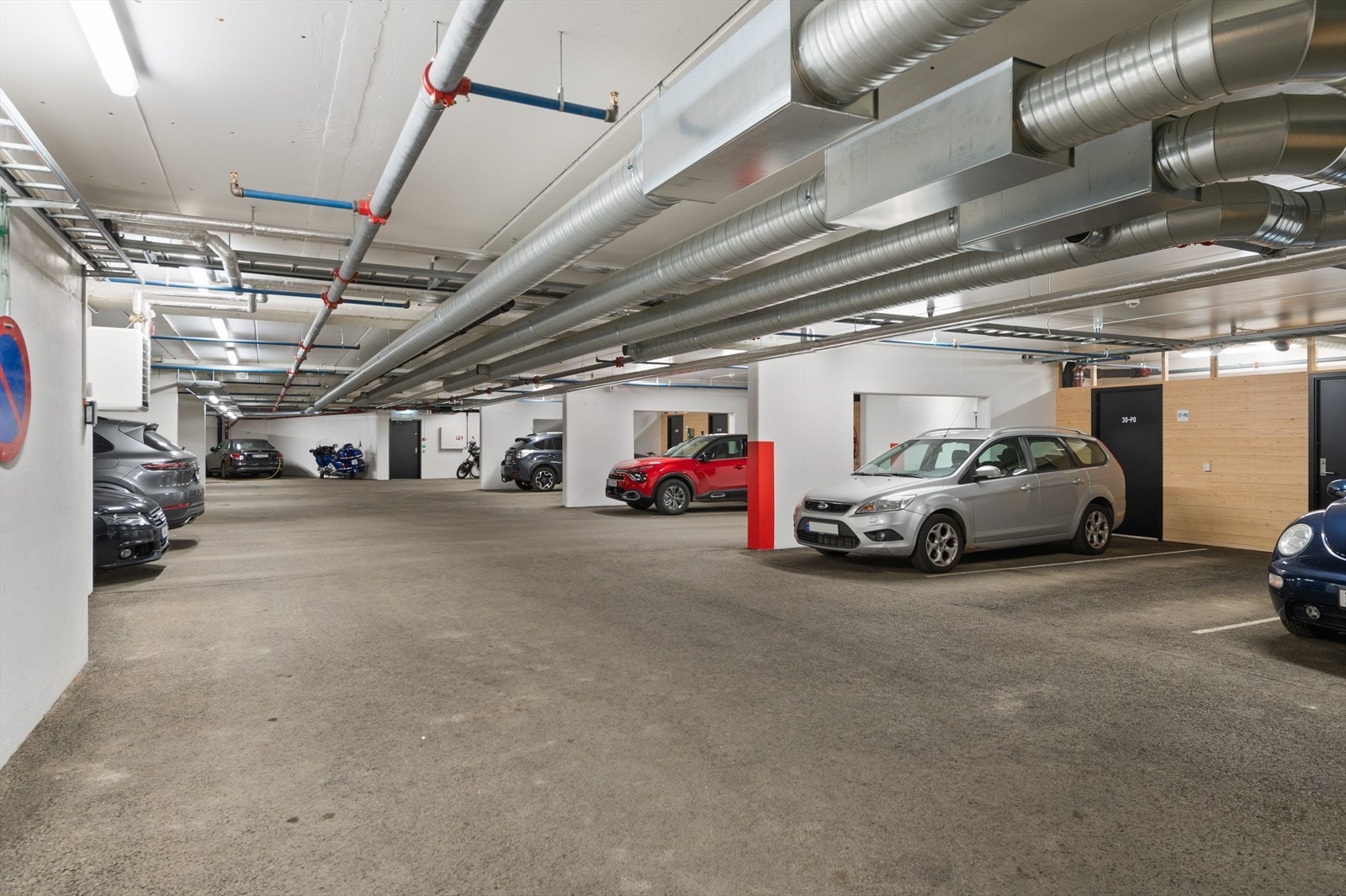 Leiligheten disponerer en garasjeplass i felles garasjeanlegg i kjelleren. I tillegg disponerer leilighet en kjellerbod på ca. 6m². Galleribilde