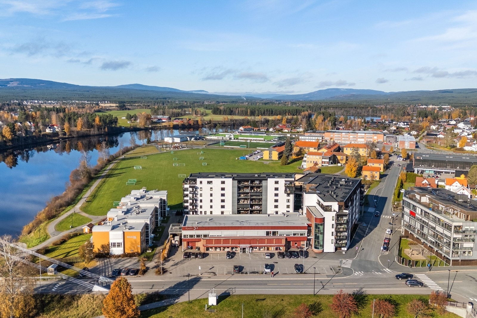 Langs turstien er det opparbeidet flere sittegrupper, lekeplass og friområder langs elvebredden. Både Norsk Skogmuseum og Glomdalsmuseet har ulike aktiviteter for liten og stor gjennom hele året! Galleribilde