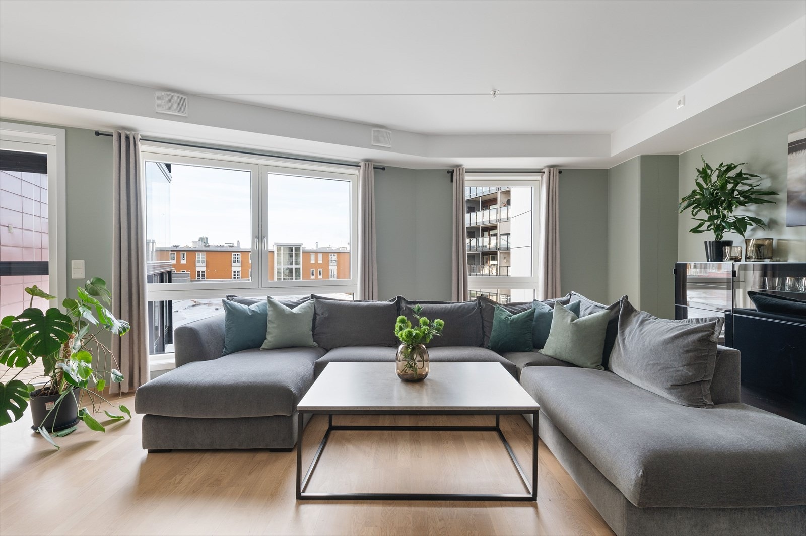 Leiligheten ligger i byggets 3. etasje og vender i sin helhet mot rolig og pent opparbeidet gårdsrom uten biltrafikk. Galleribilde