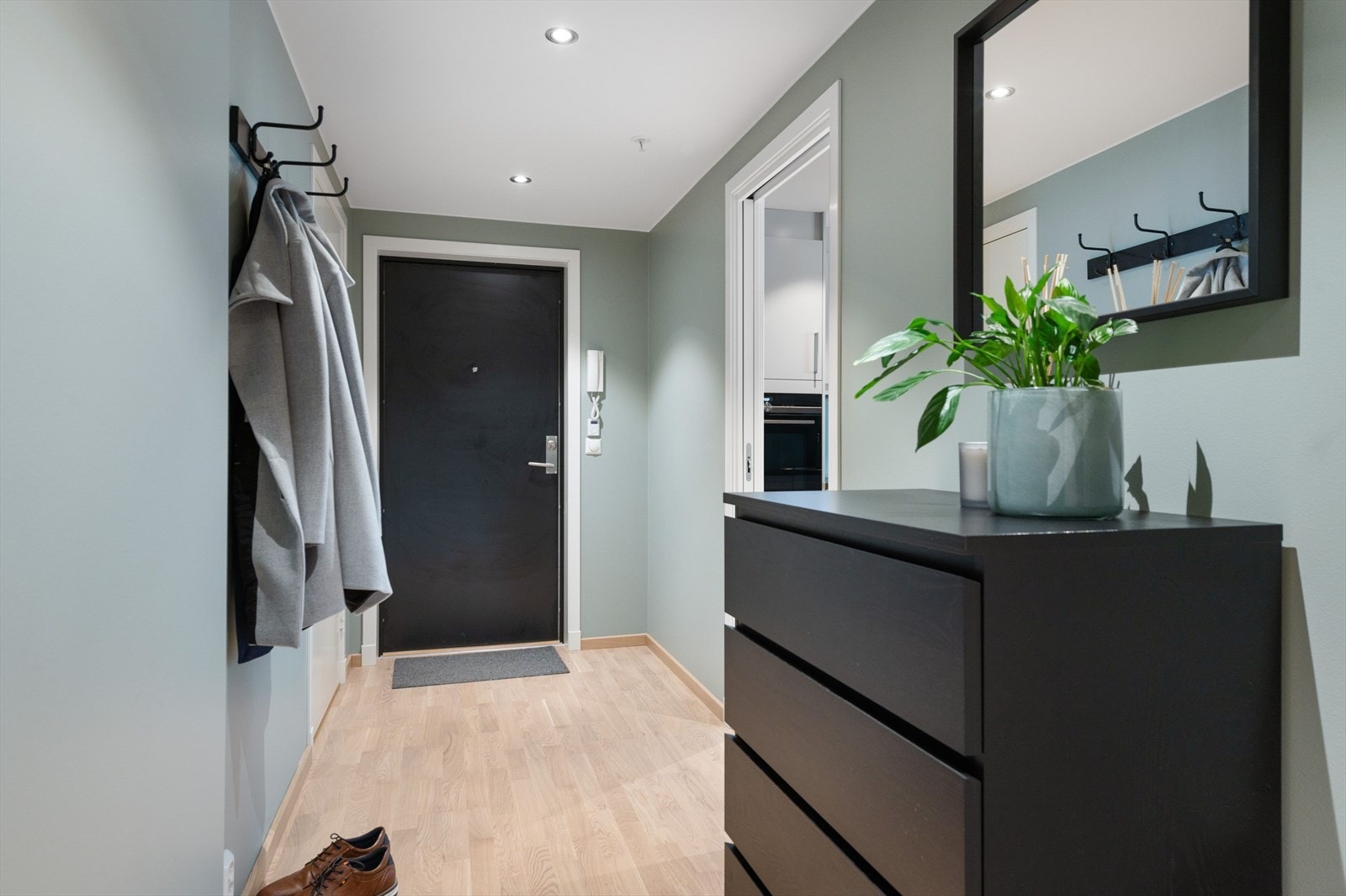 Innbydende og praktisk entré med vannbåren gulvvarme og downlights i himlingen. Fra gangen er det adkomst til en praktisk innvendig bod med god oppbevaringsplass. Galleribilde