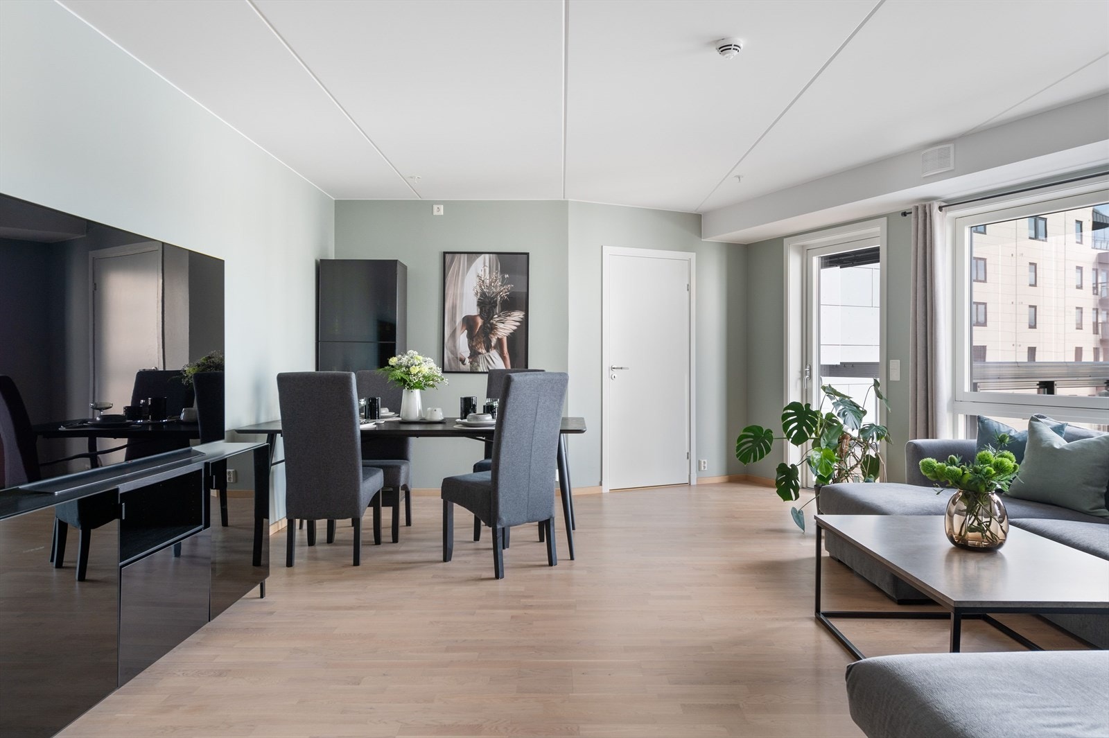 Stuen har store vindusflater som slipper inn rikelig med naturlig lys. Galleribilde