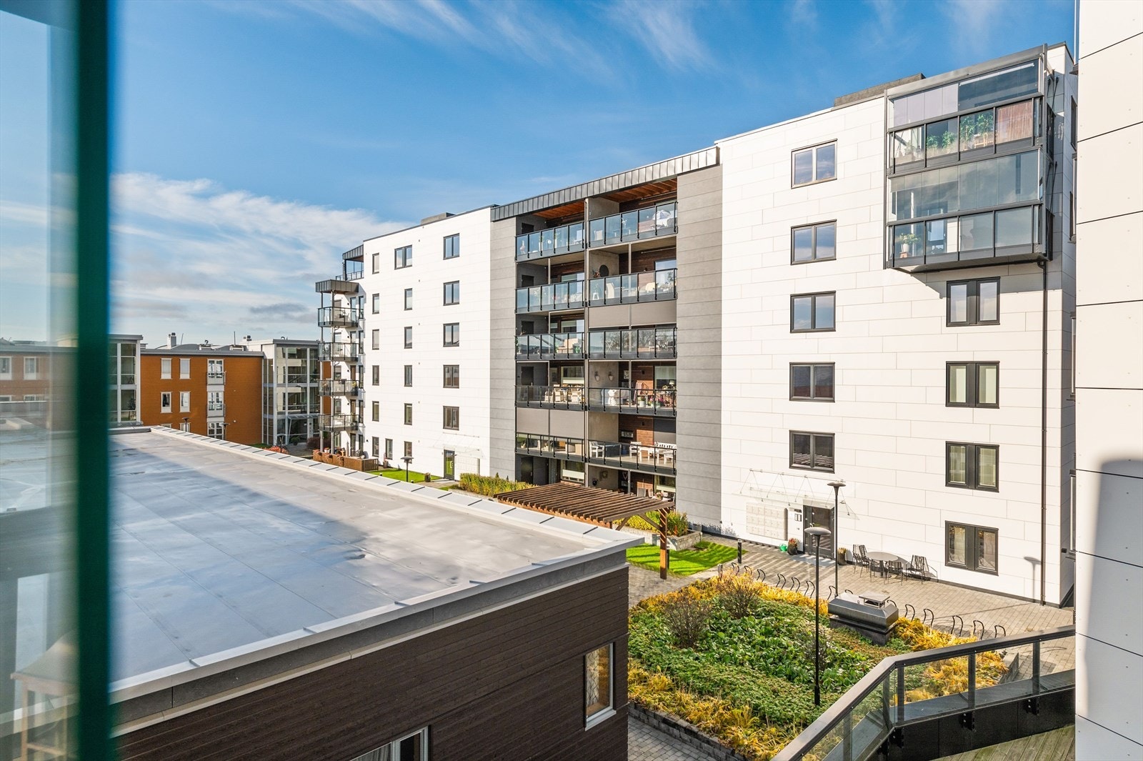 Hele leiligheten vender ut mot rolig felles gårdsrom som er pent opparbeidet. Galleribilde