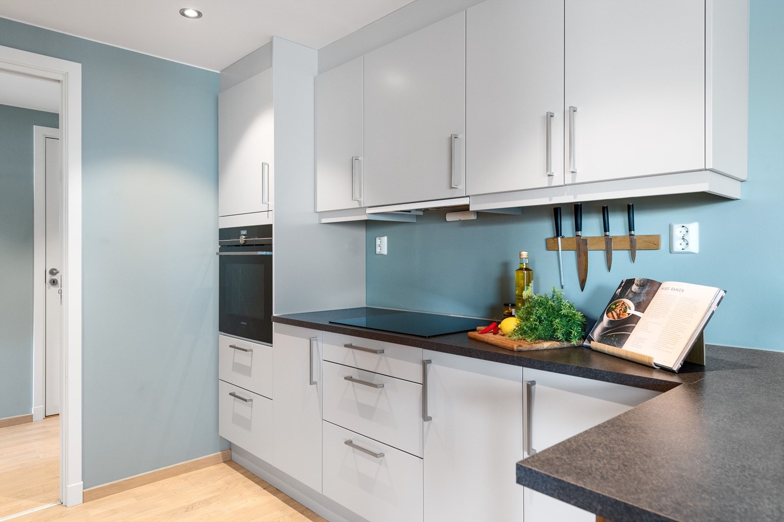 Moderne Norema-kjøkken fra 2019 med god skap- og benkeplass. Kjøkkenet er fullt utstyrt med integrerte hvitevarer som medfølger i handelen. Galleribilde