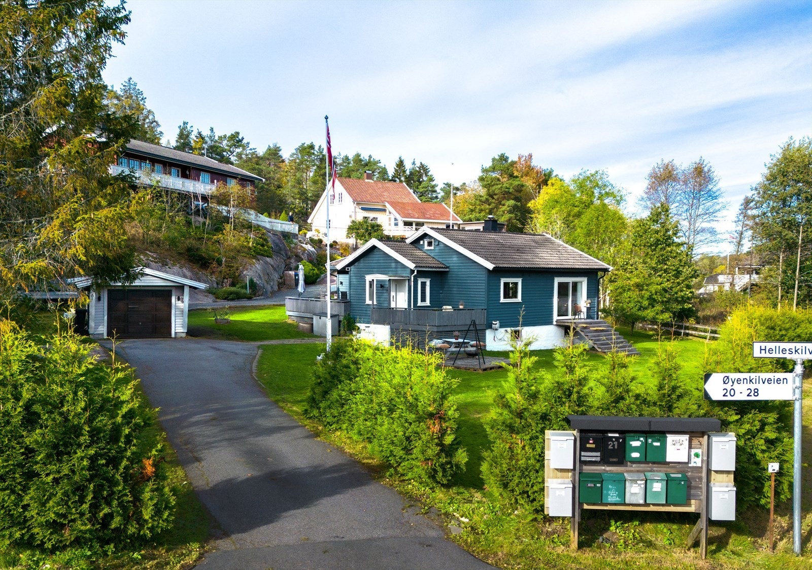 Dette er både et sommerhus og en helårsbolig, med populære strender og vakre turmuligheter rett i nærheten. Velkommen til visning! Galleribilde