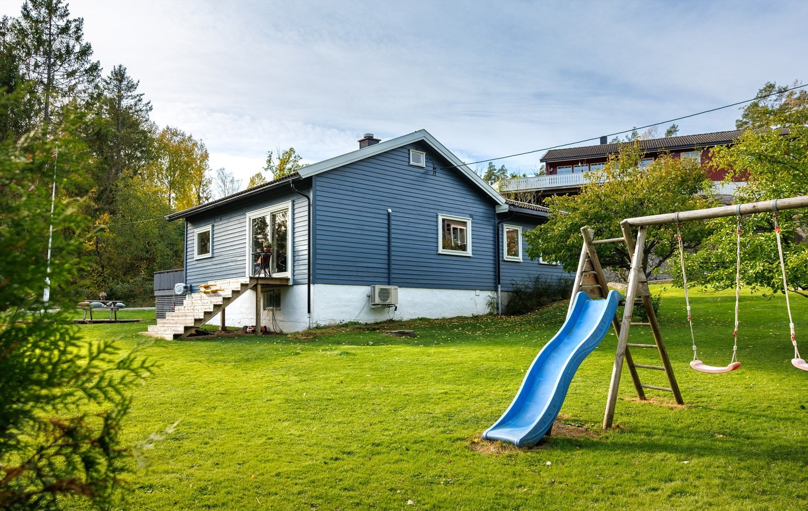 Fine uteplasser på en stor tomt. Lekestativ medfølger ikke boligen. Galleribilde